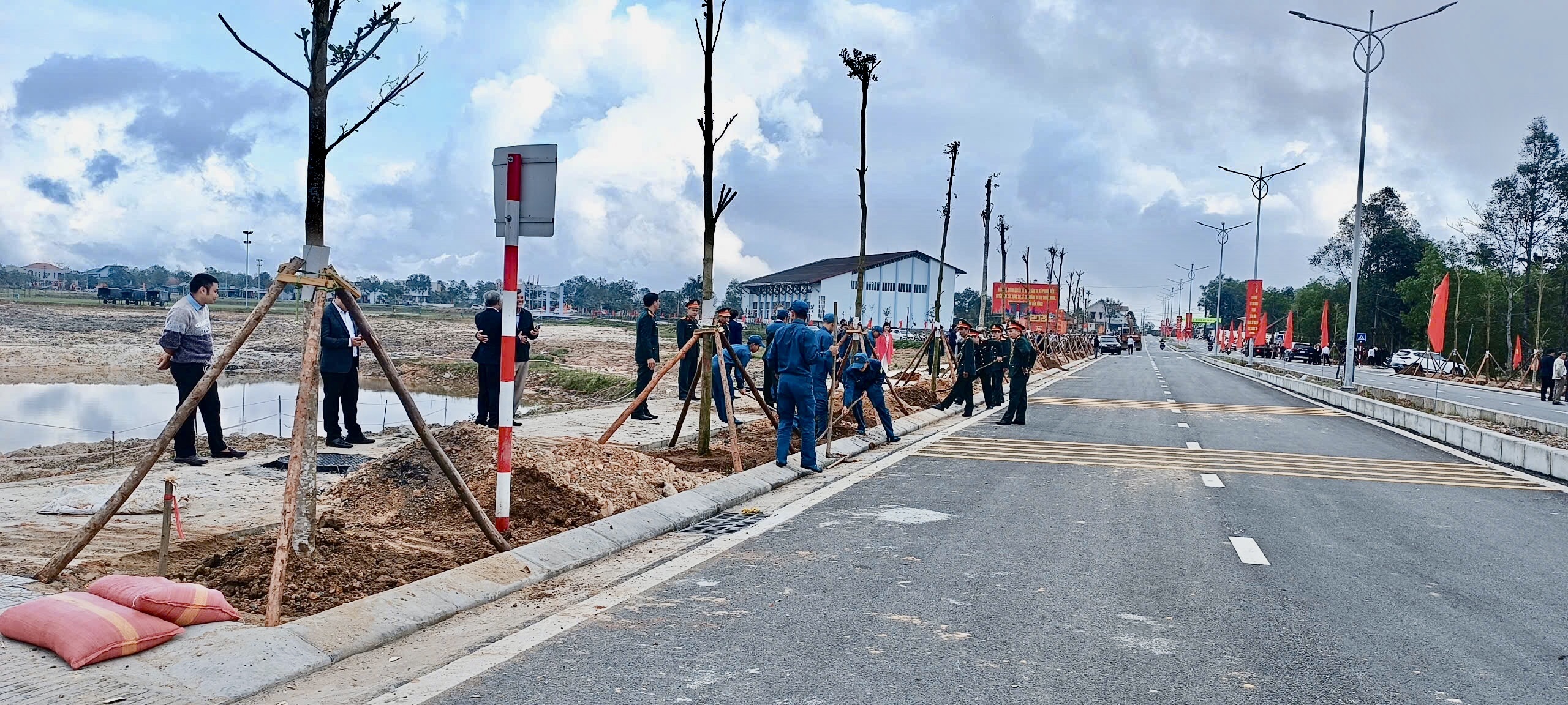 Phong Điền, Phú Lộc ra quân trồng cây xanh đầu xuân Ất Tỵ 2025