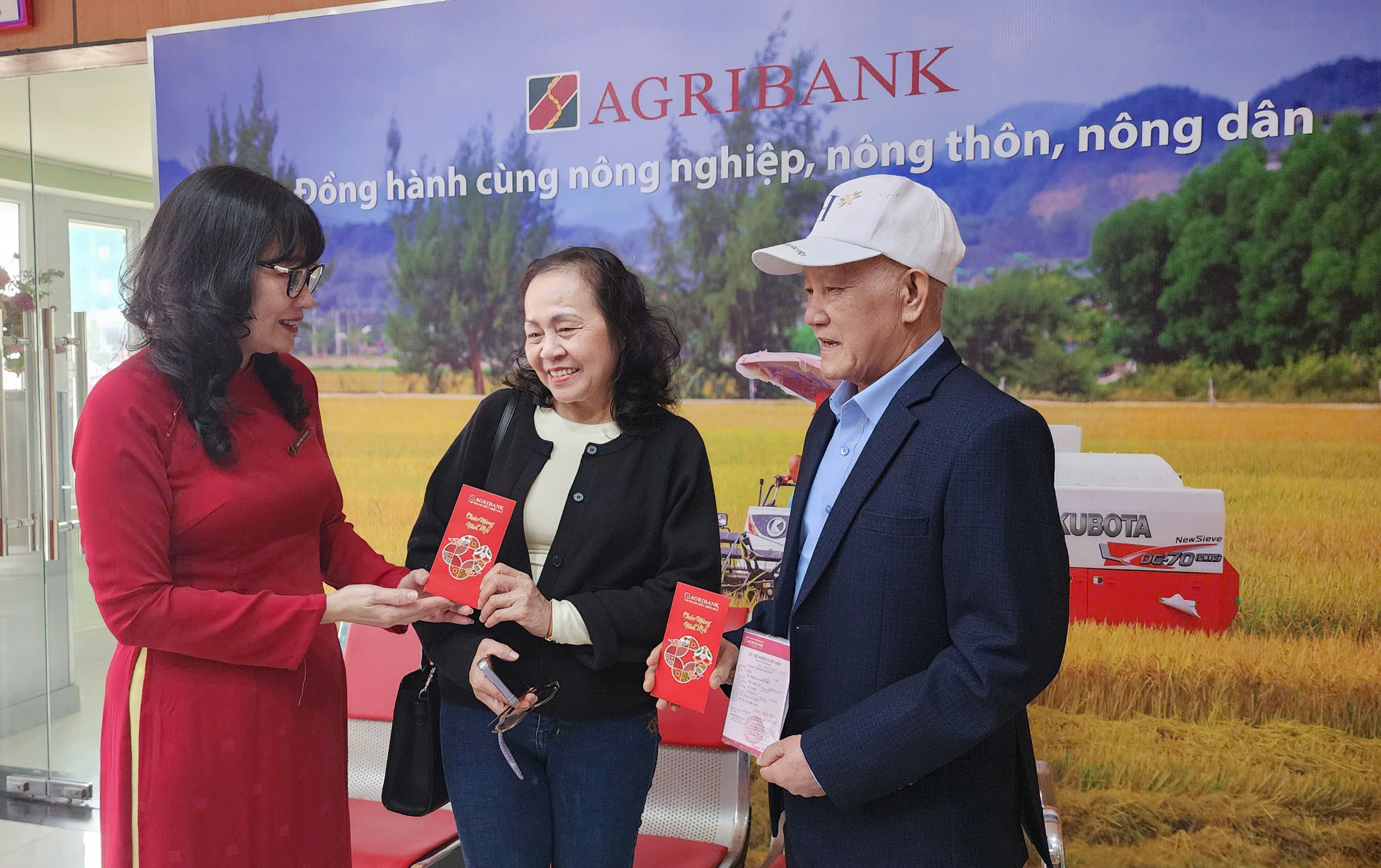 “Săn” lì xì trong phiên giao dịch ngân hàng đầu năm