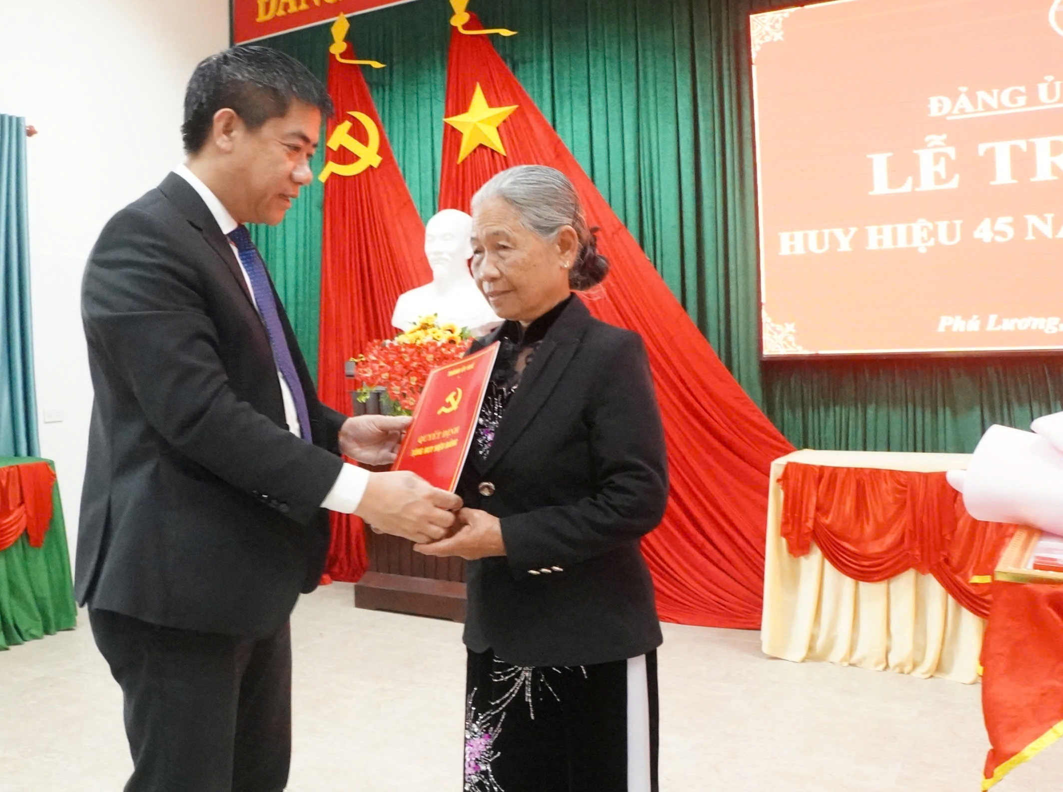 Phú Vang, Quảng Điền trao huy hiệu Đảng đợt 3 2