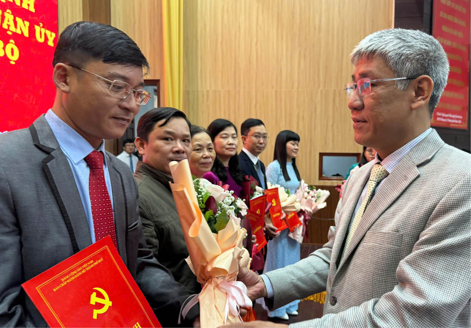 Cân bằng giữa sắp xếp và ổn định cán bộ