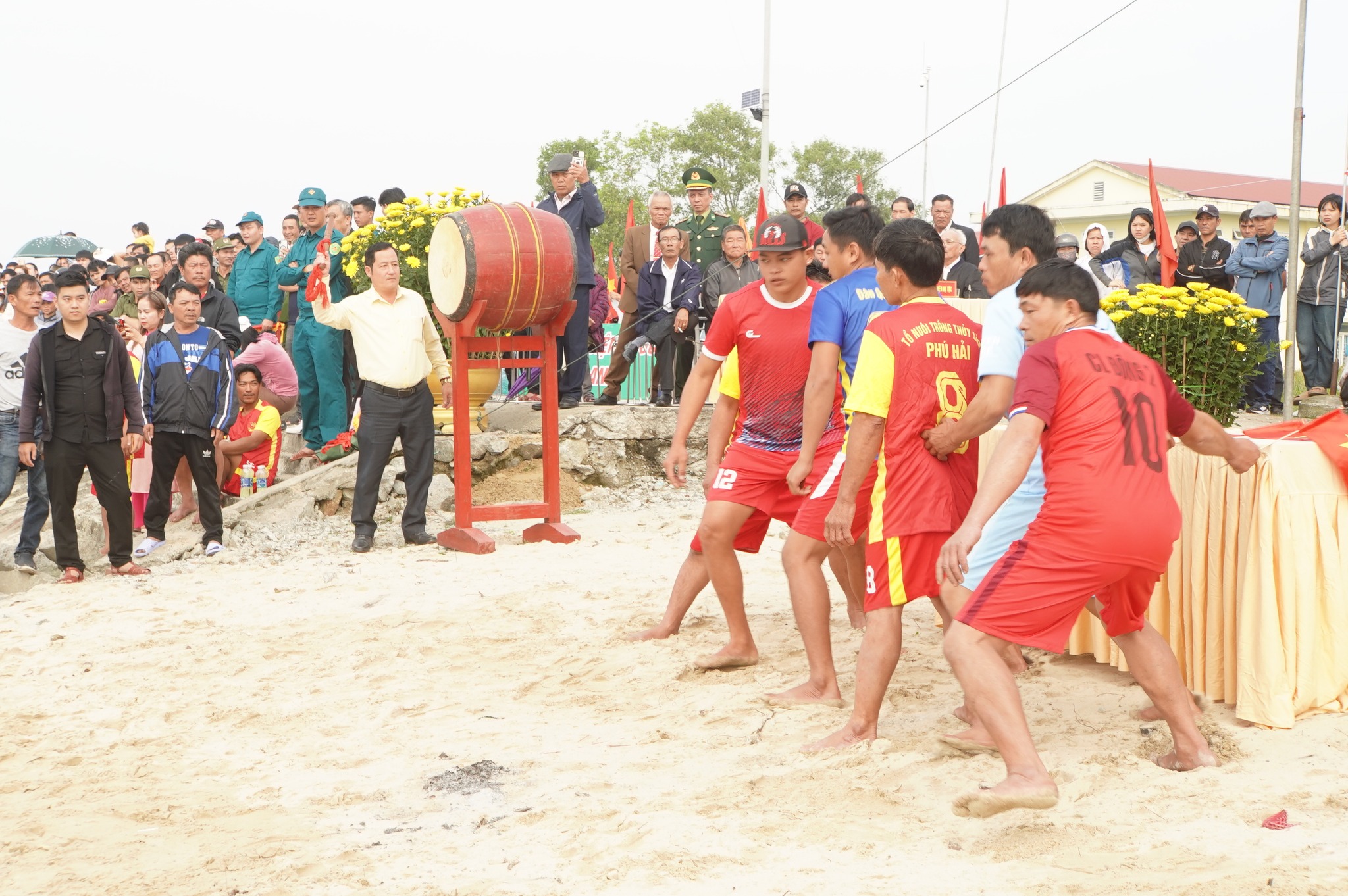 Sôi nổi giải đua thúng và đua trải đầu xuân