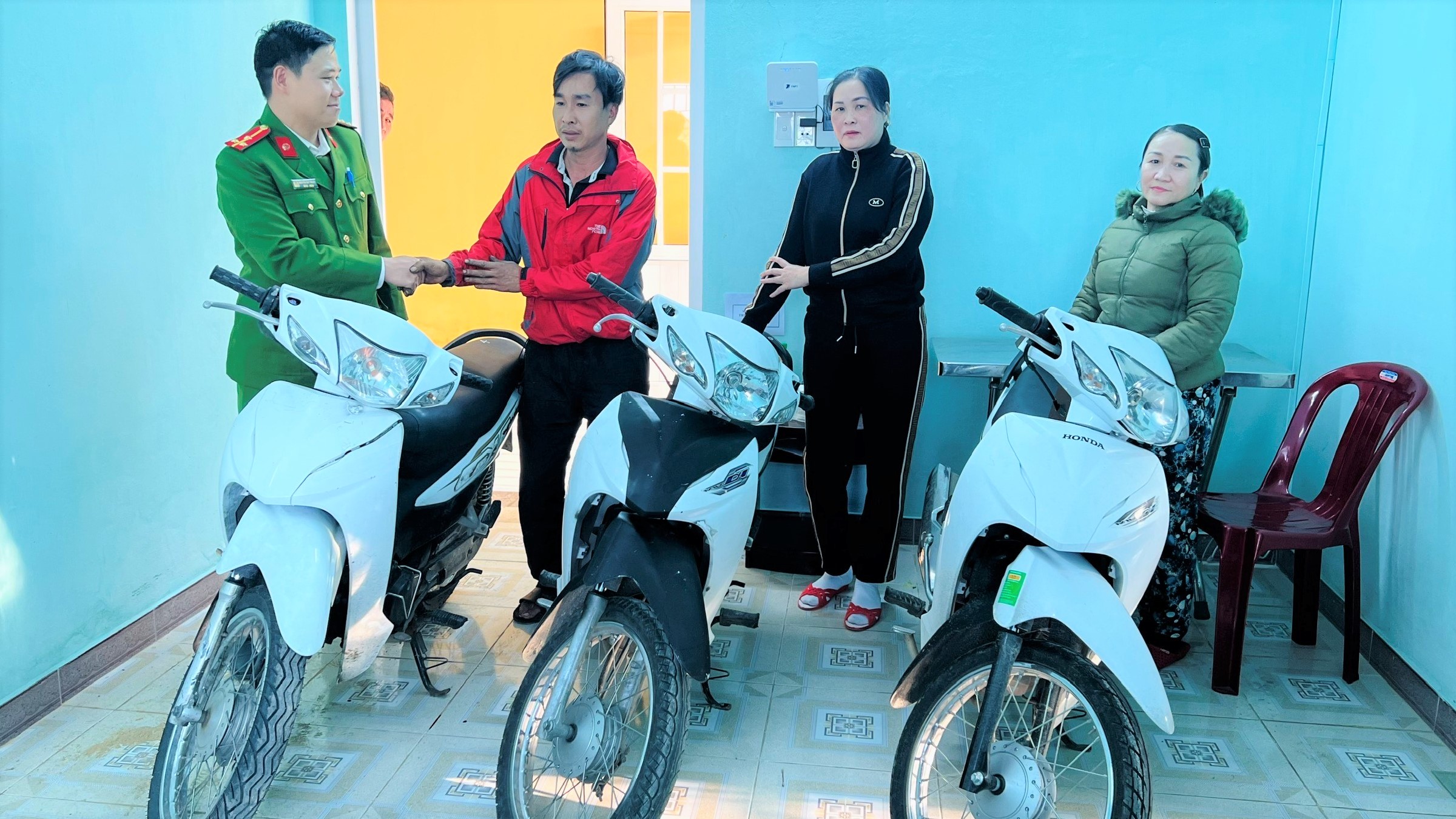 Công an quận Phú Xuân trao trả tài sản cho người dân bị mất trộm