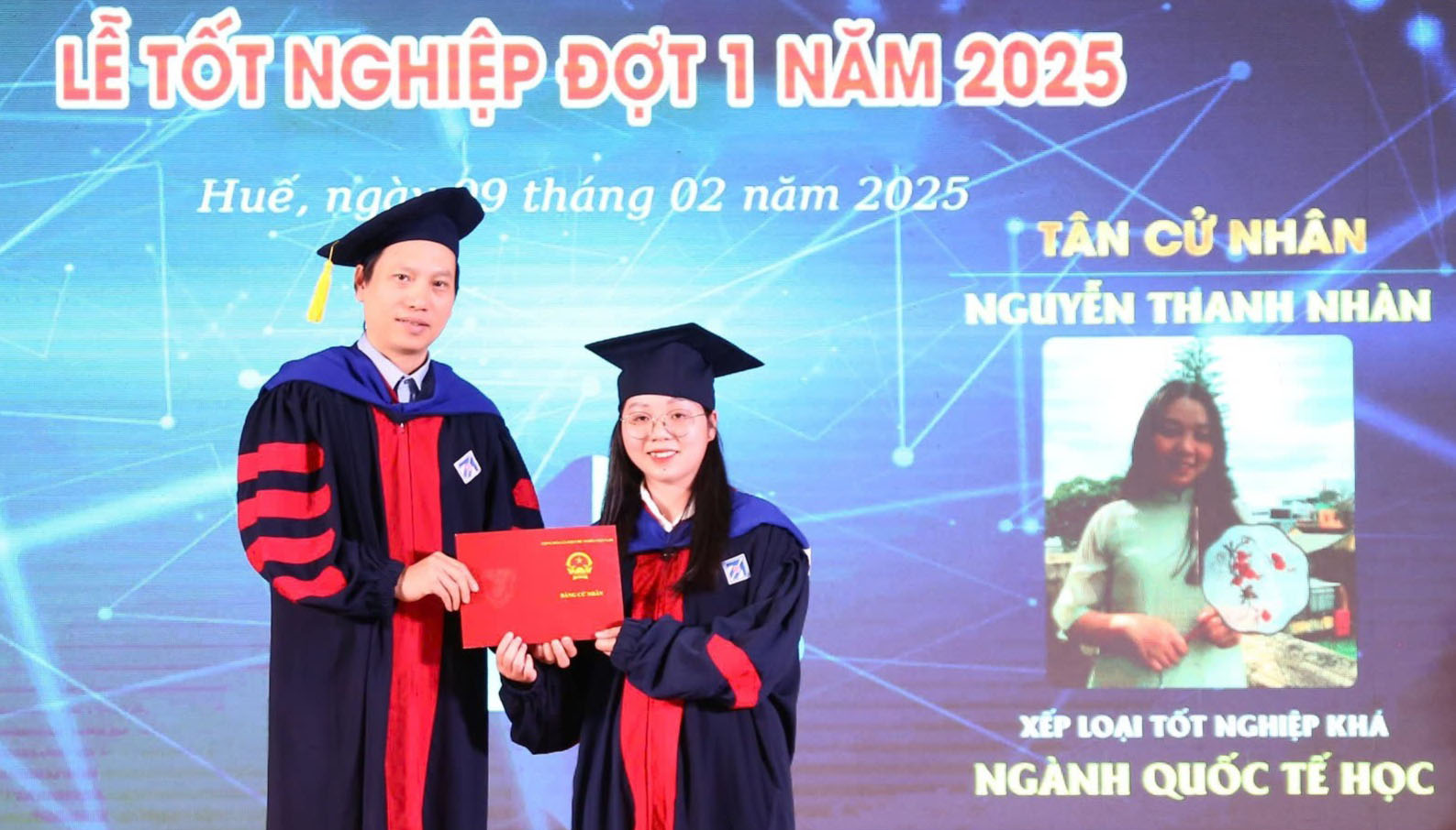 Tốt nghiệp và trao bằng cho gần 300 tân cử nhân, thạc sĩ