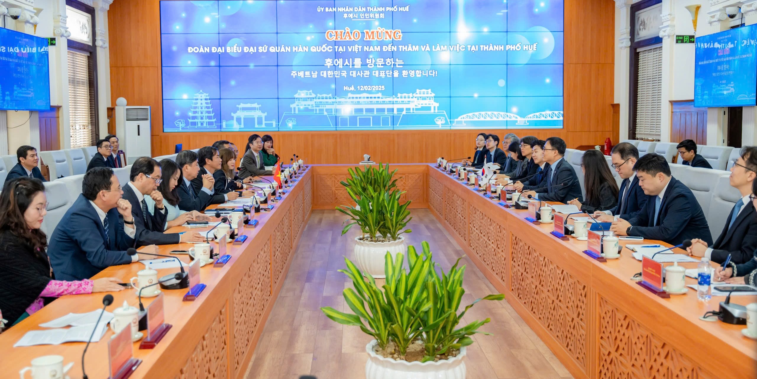 Chủ tịch UBND thành phố Nguyễn Văn Phương tiếp xã giao Đại sứ Hàn Quốc tại Việt Nam