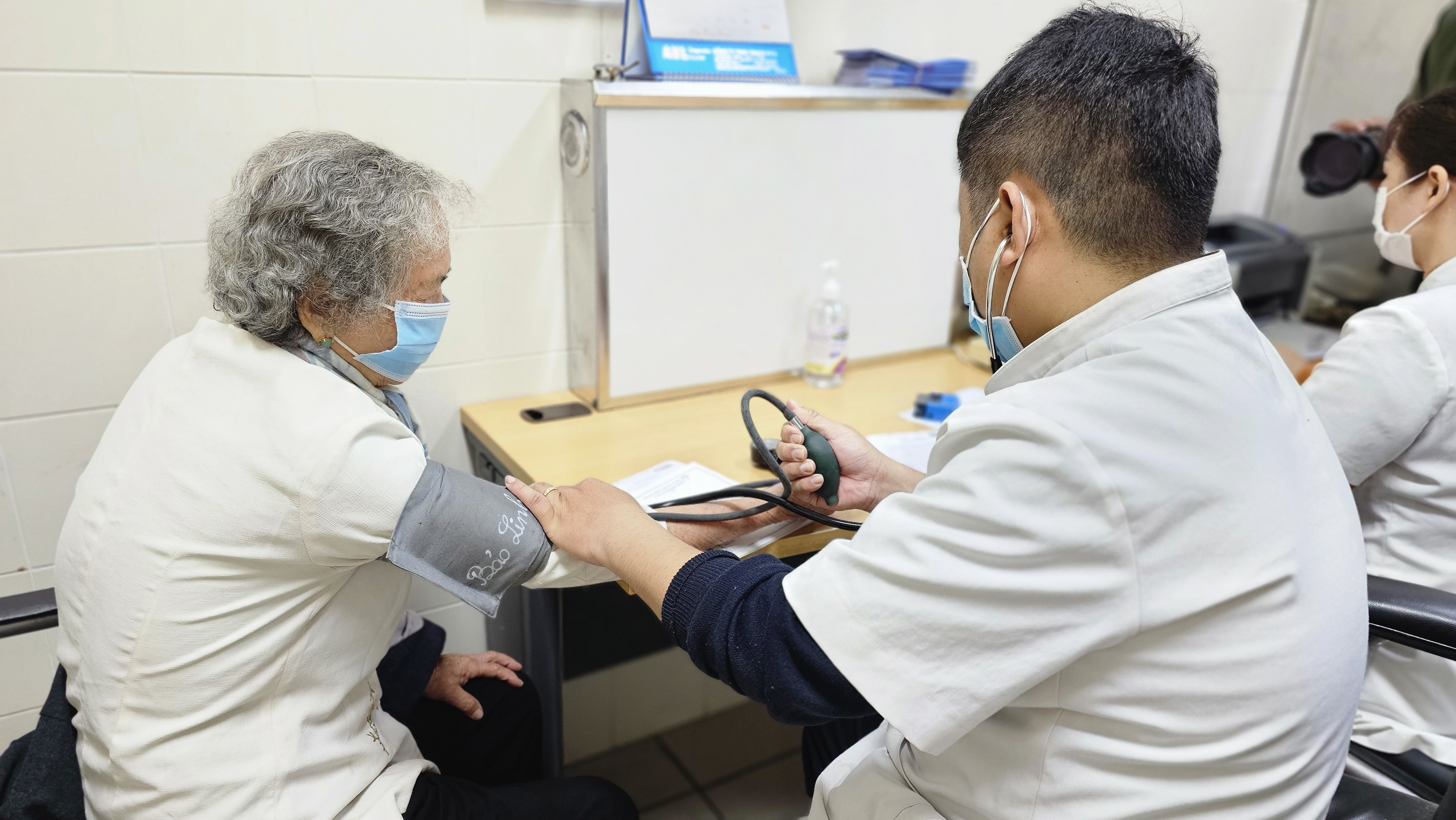 Khuyến cáo đeo khẩu trang khi vào Bệnh viện Trung ương Huế