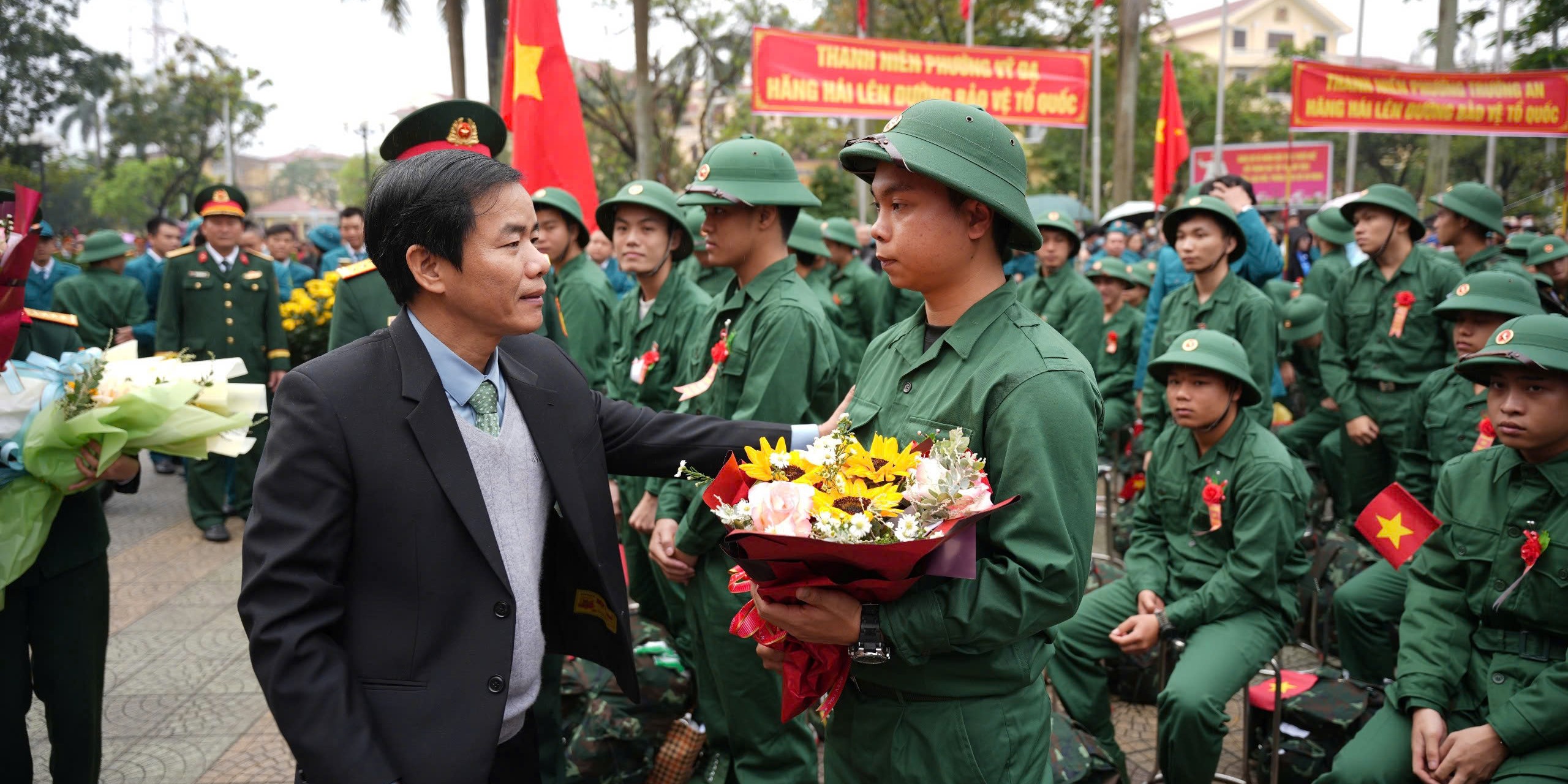 Rộn ràng ngày hội thanh niên lên đường bảo vệ Tổ quốc