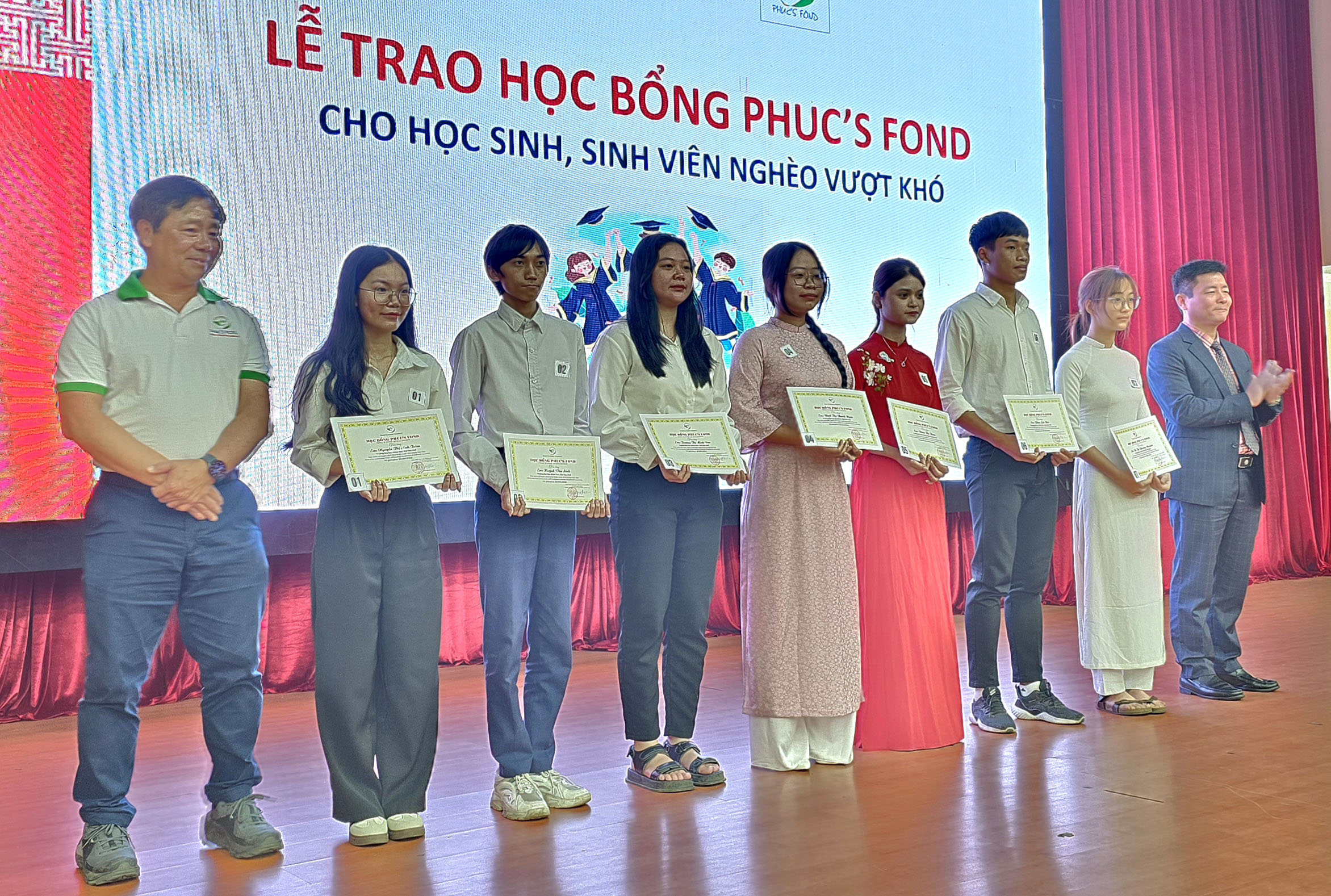 Tổ chức Phuc s Fond trao 218 suất học bổng cho sinh viên, học sinh