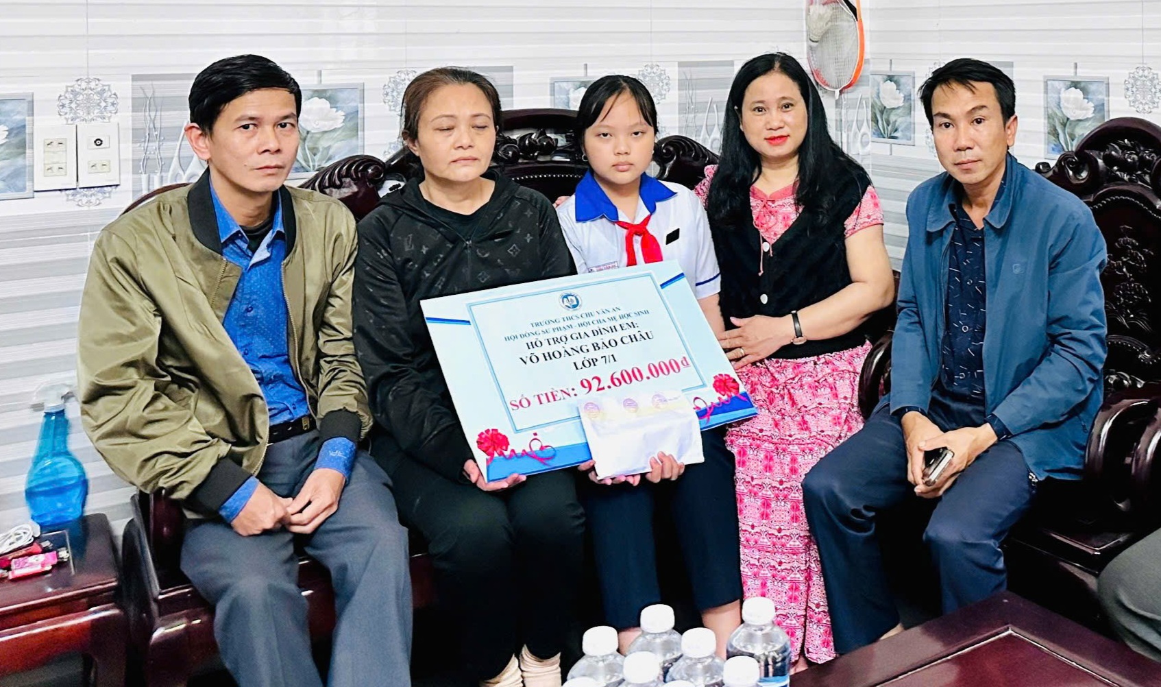 Trao gần 100 triệu đồng cho gia đình học sinh có người thân mất do tai nạn