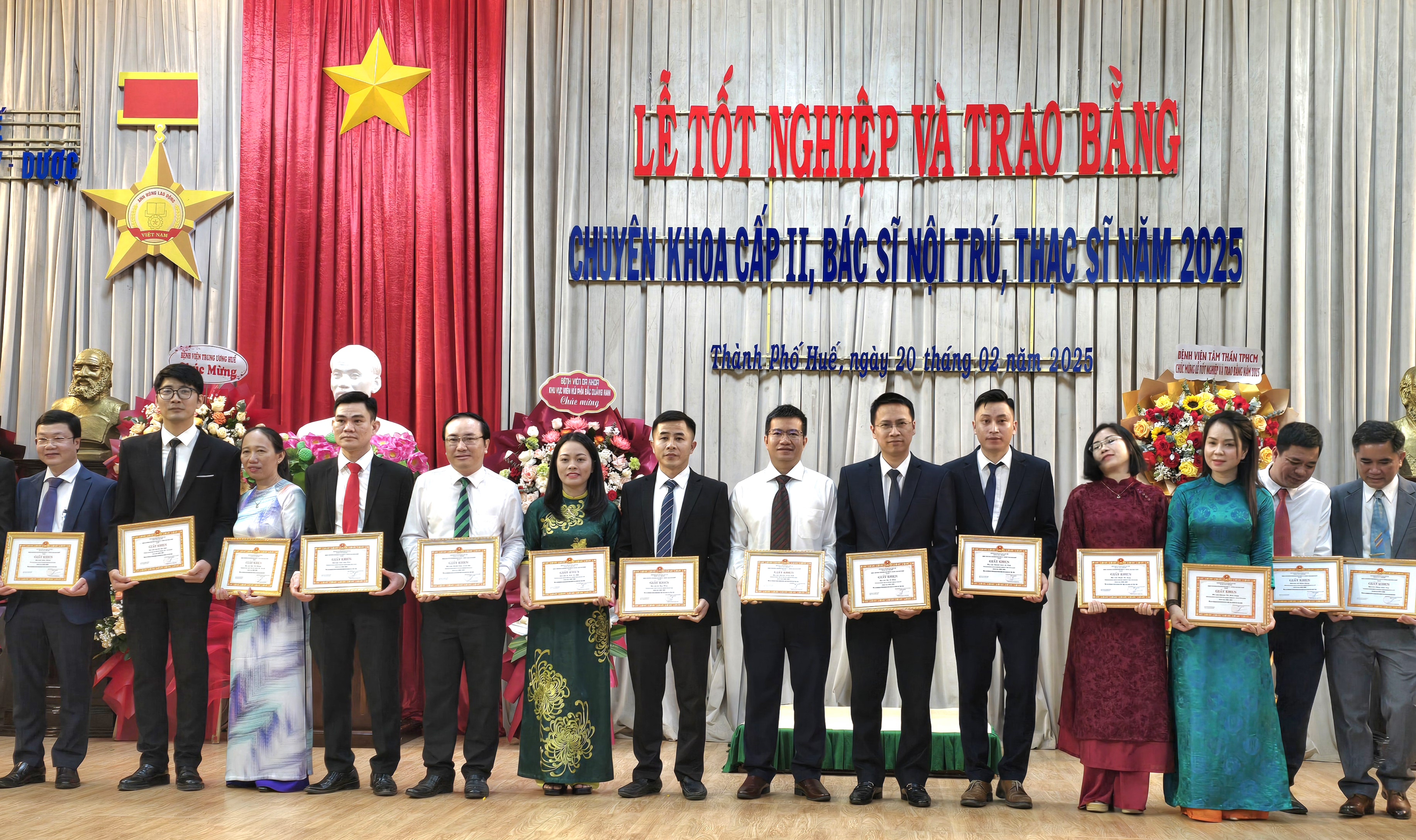 Trao bằng cho 345 bác sĩ chuyên khoa cấp II, thạc sĩ, bác sĩ nội trú