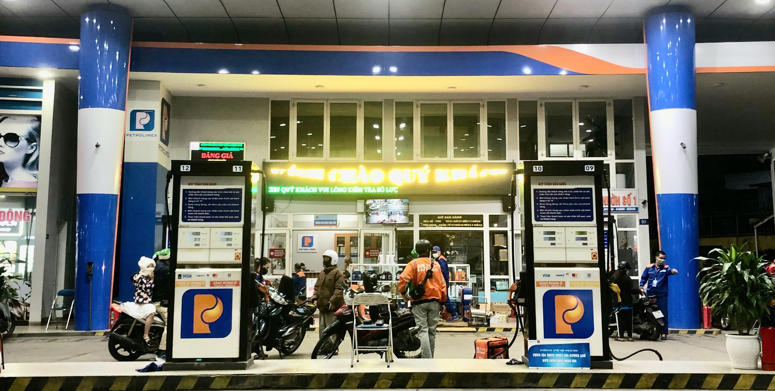 Giá xăng lại tăng, giá dầu giảm nhẹ