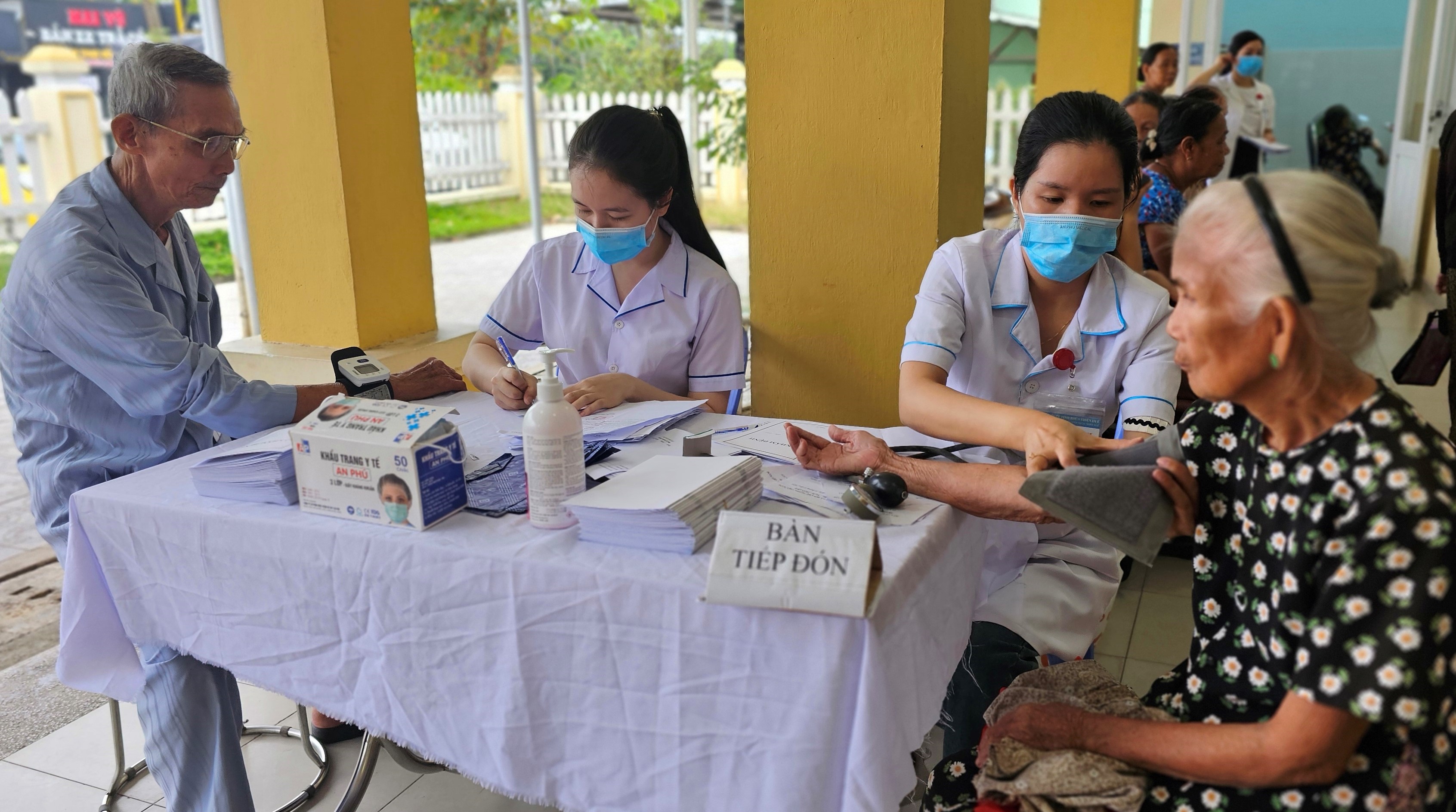 Xây dựng, phát huy hình ảnh đẹp về người thầy thuốc