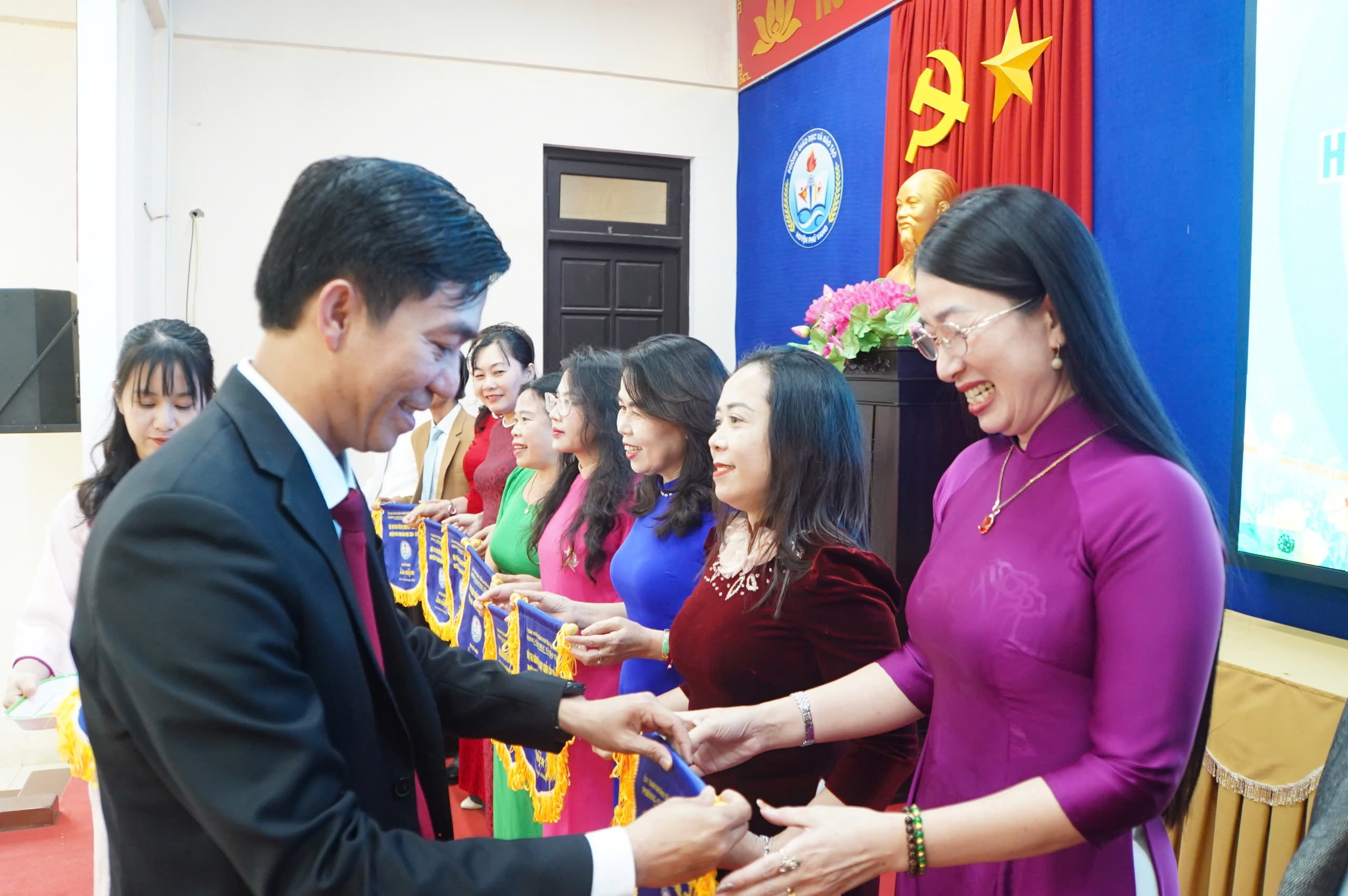 Nâng cao năng lực chuyên môn, đổi mới phương pháp dạy học