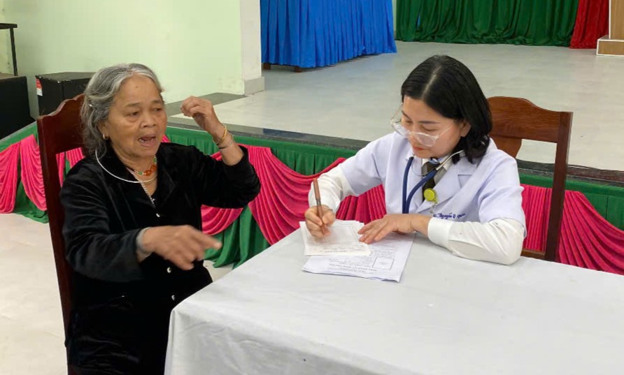 Bệnh xá Công an TP Huế khám bệnh và phát thuốc miễn phí cho hoàn cảnh khó khăn