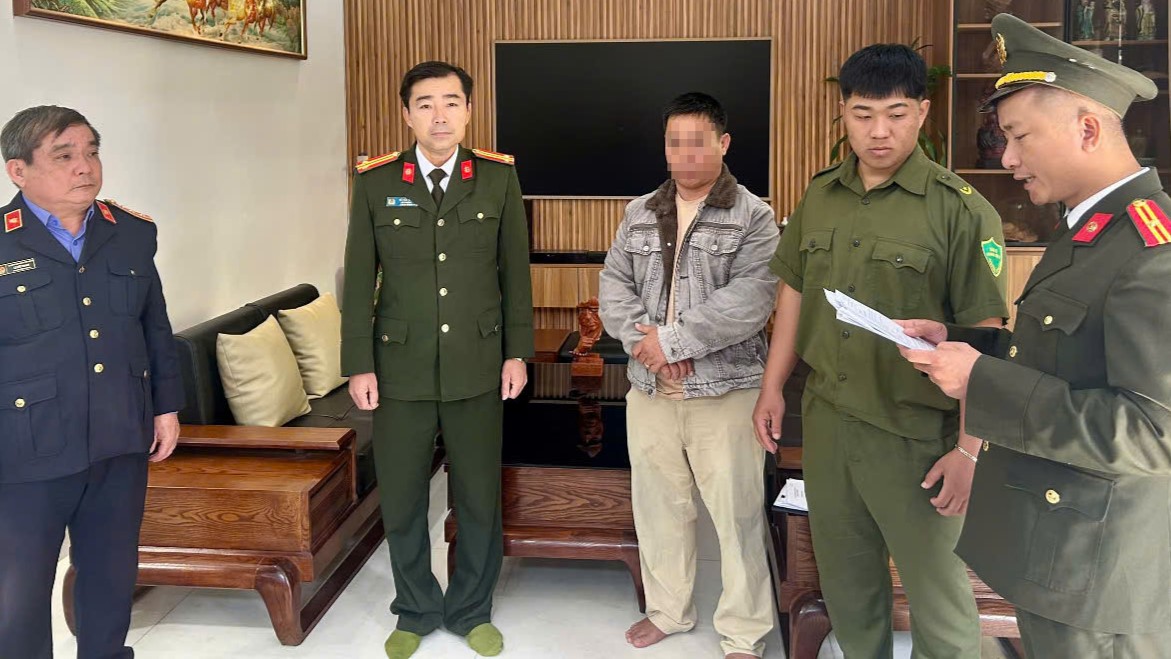 Khởi tố đối tượng làm giả hàng loạt giấy phép lái xe