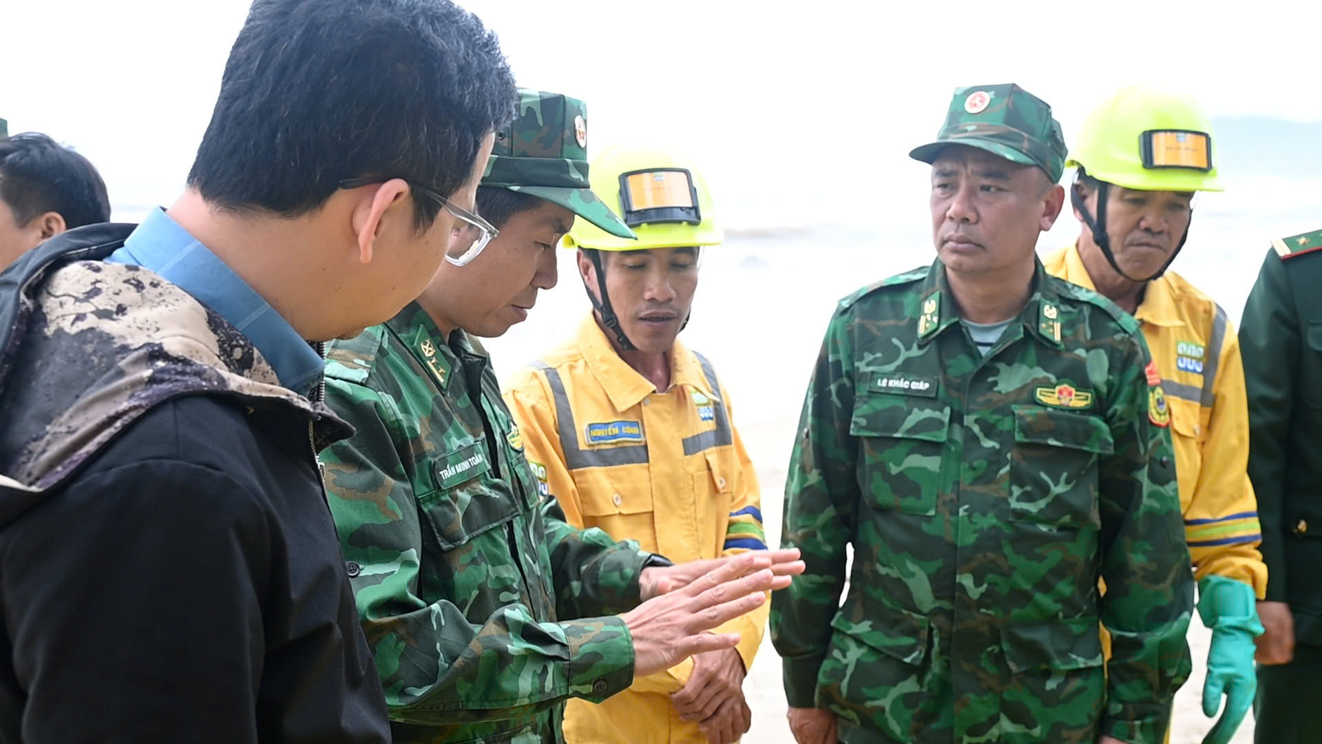 Huy động lực lượng xử lý sự cố dầu tràn vón cục trôi dạt vào khu vực bờ biển