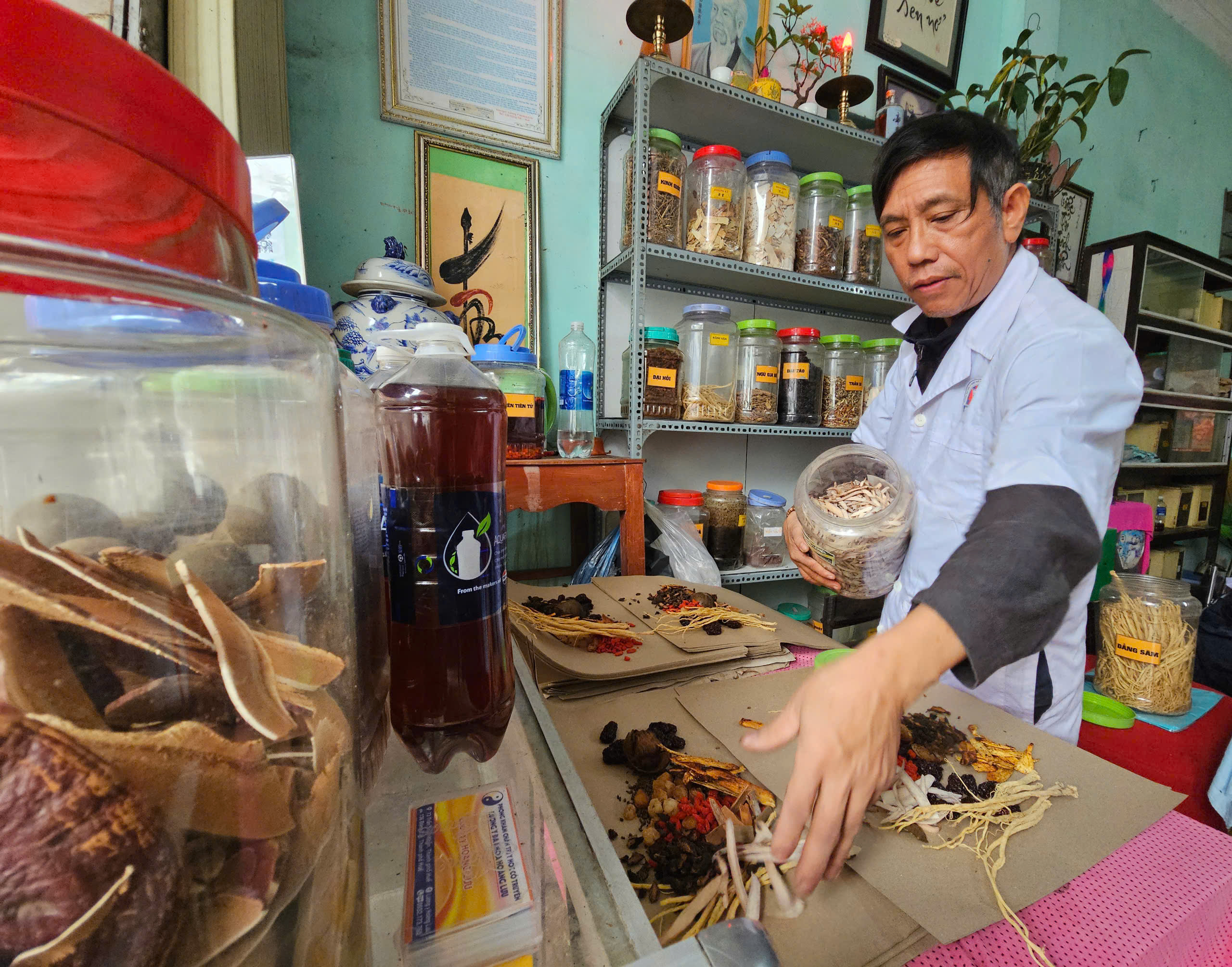 Vị lương y gần 40 năm nặng lòng với người bệnh