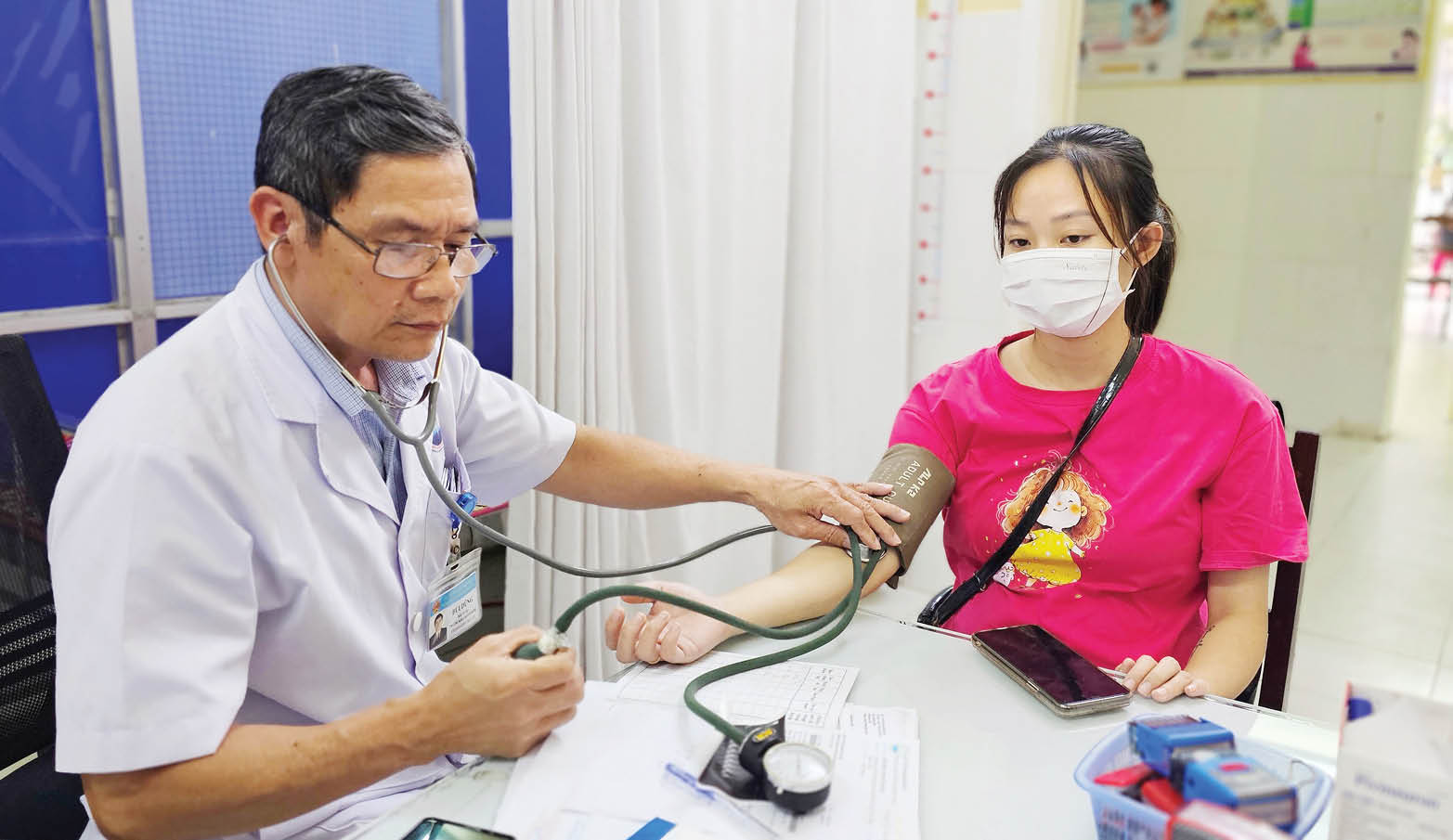 Tự hào khoác áo blouse