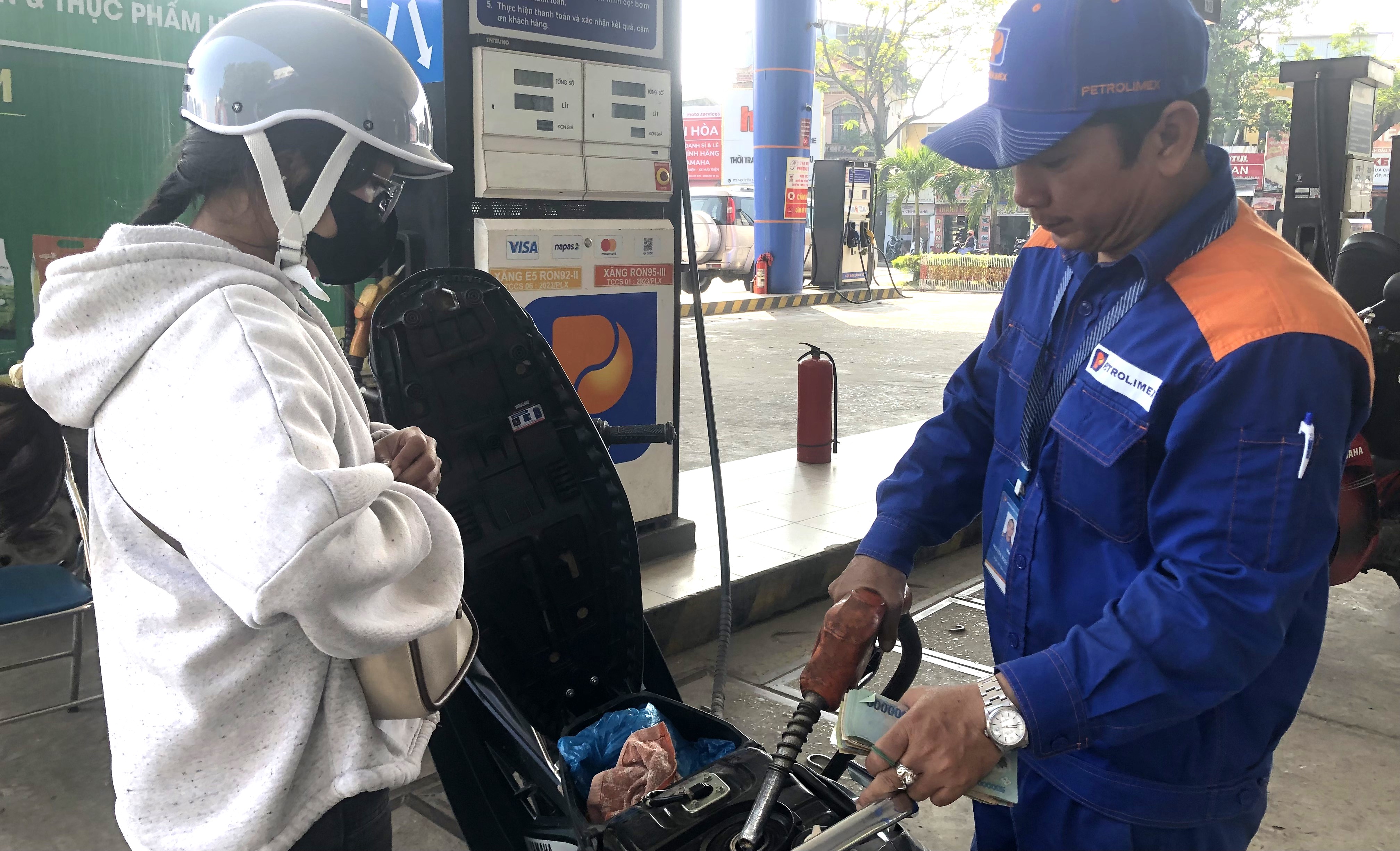 Giá xăng, dầu đồng loạt giảm nhẹ