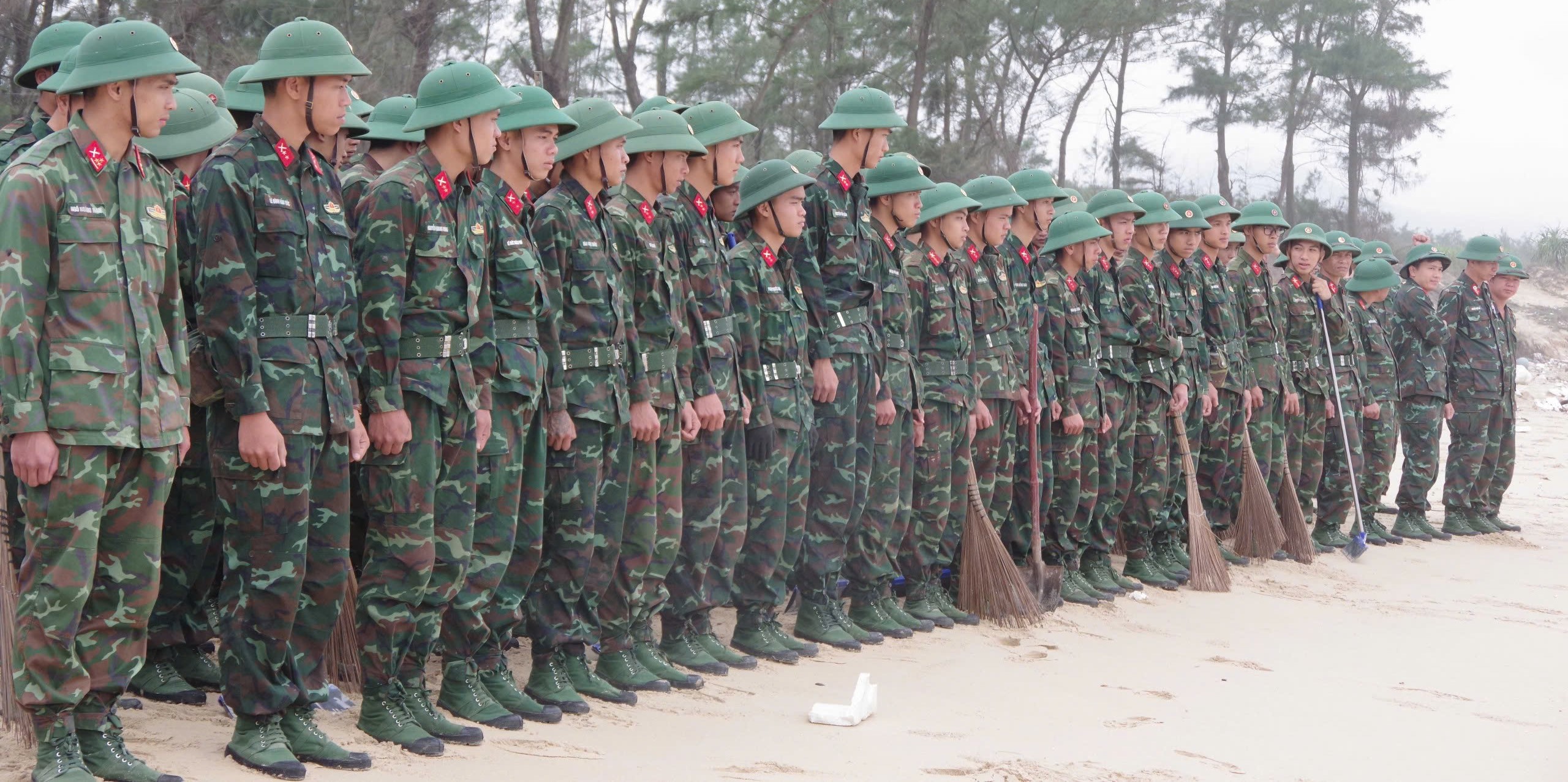 Quân đội, Dân quân tham gia tiếp tục xử lý sự cố ô nhiễm môi trường biển tại thị trấn Lăng Cô