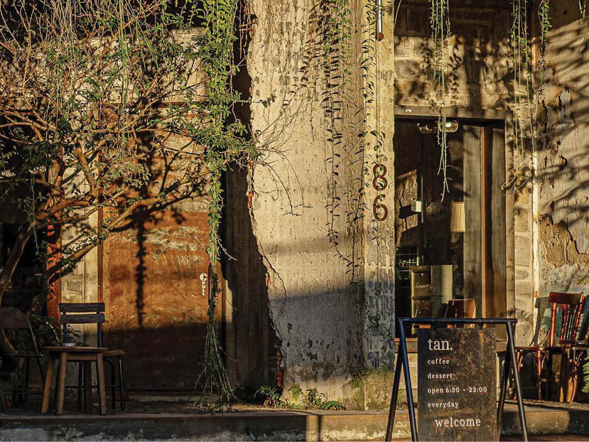 Cuốn hút với những bức tường “dang dở”