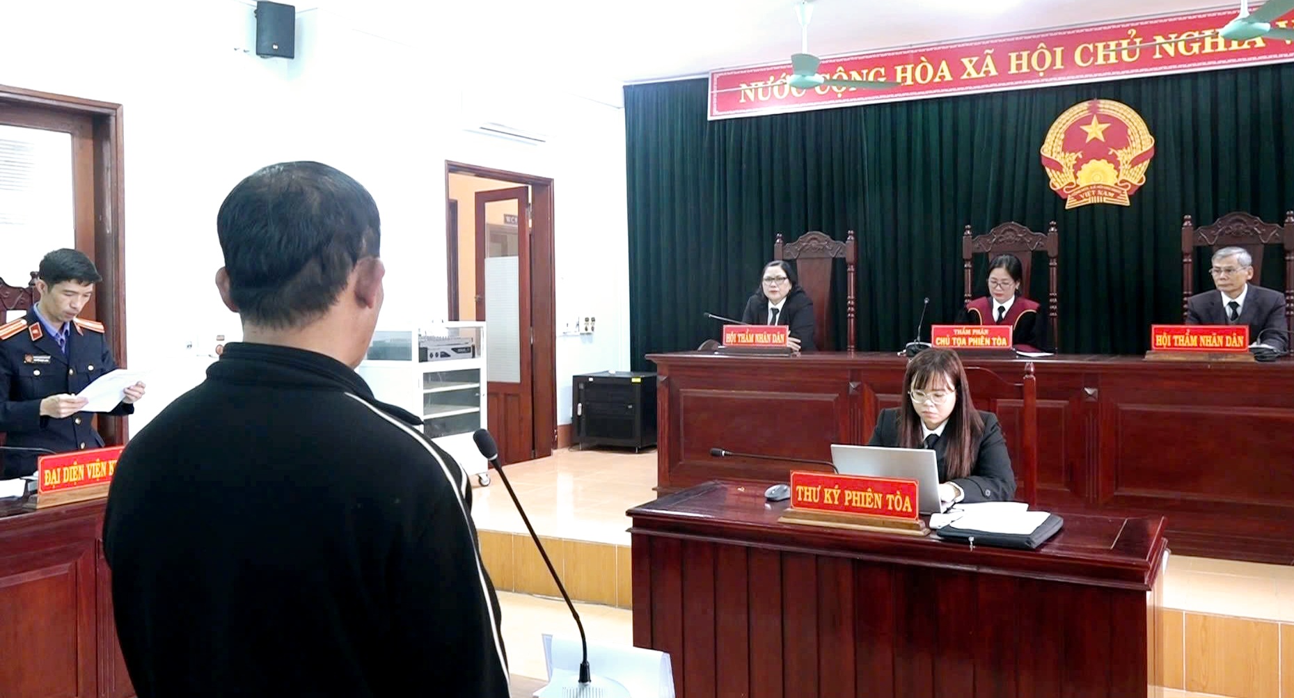 Lấy thẻ bảo hiểm y tế của người khác để khám chữa bệnh