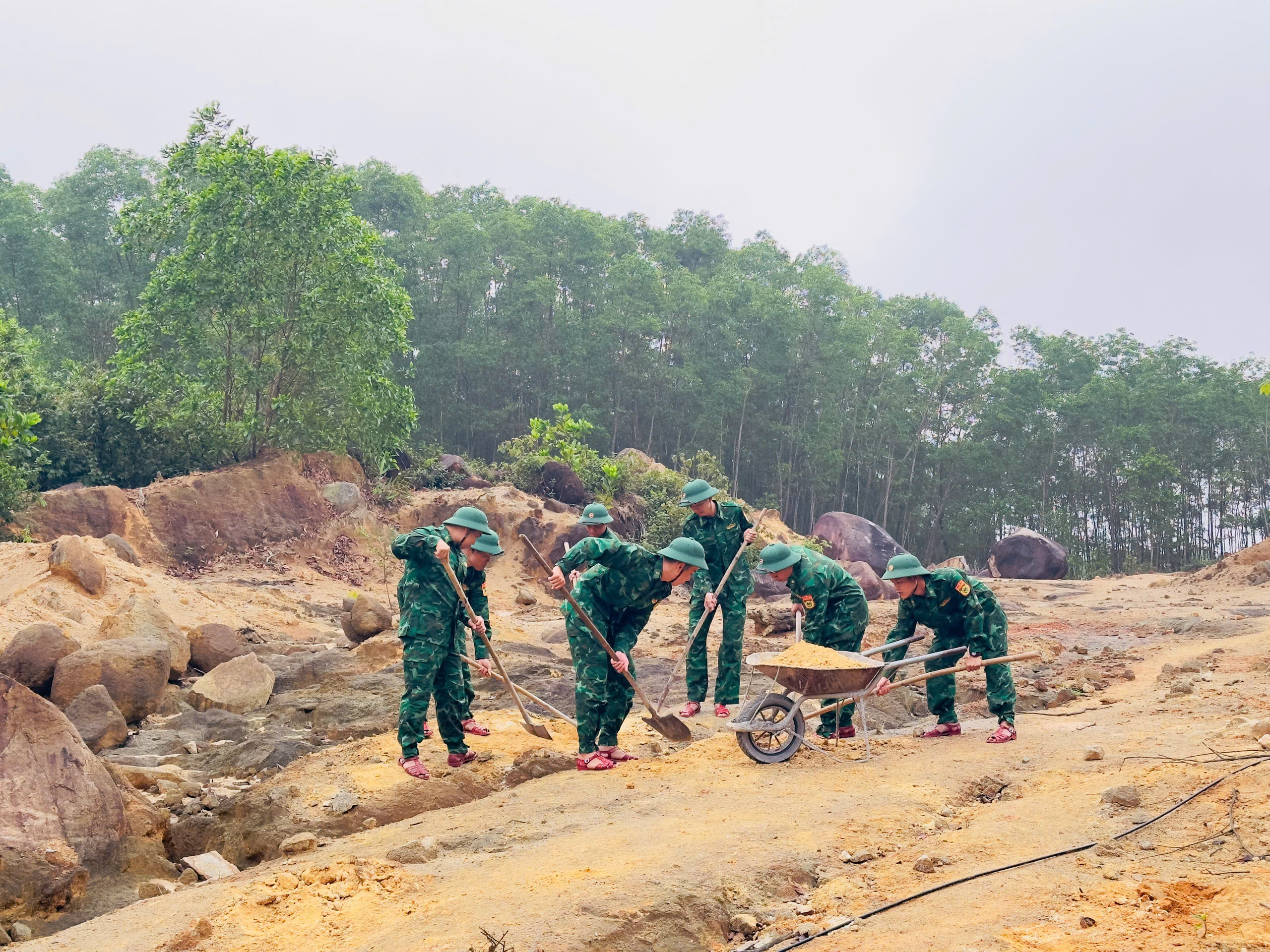 Nhiều đơn vị biên phòng ra quân “Ngày Chủ nhật xanh”
