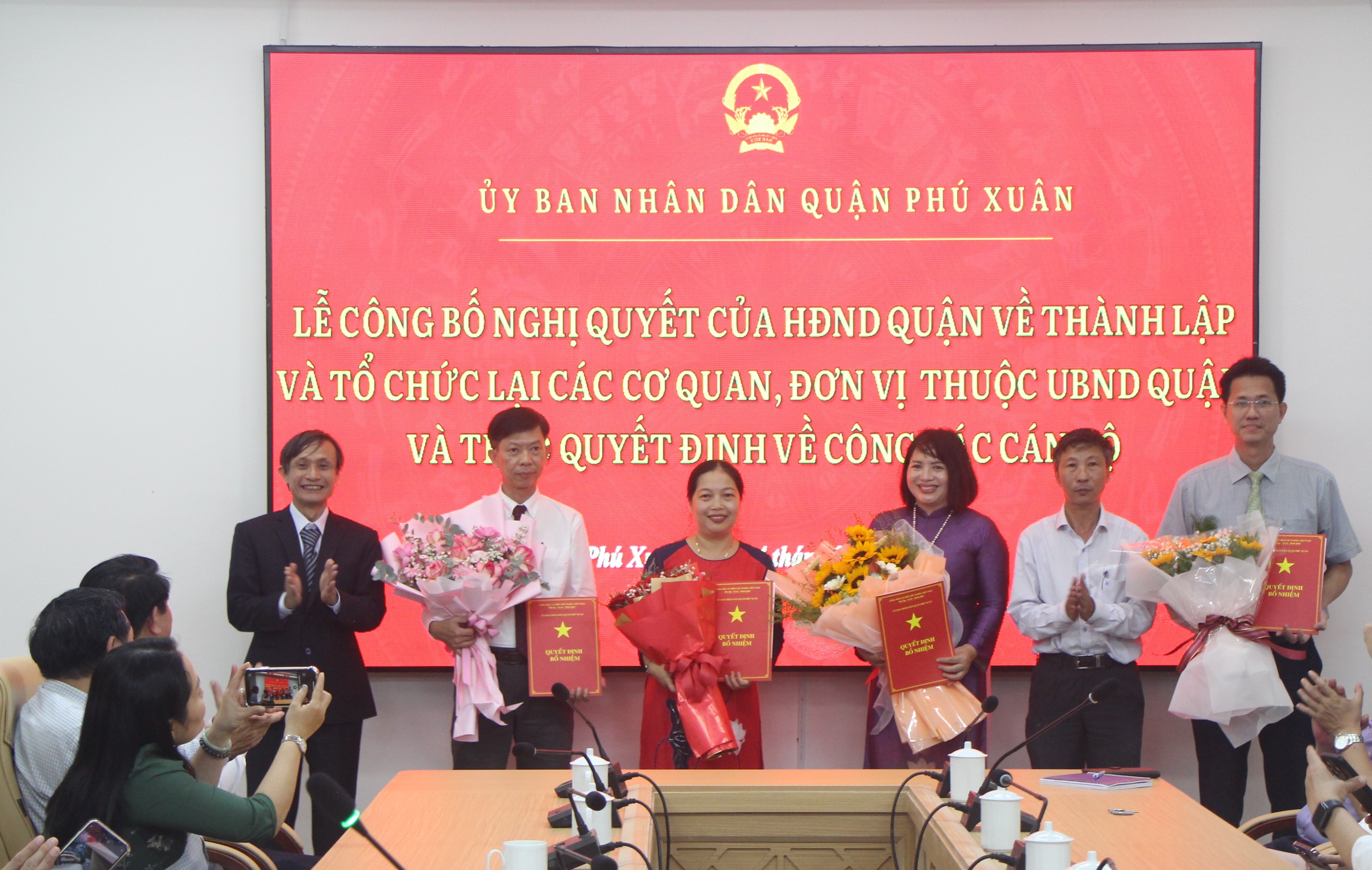 Quận Phú Xuân công bố quyết định thành lập các phòng chuyên môn và trao quyết định về công tác cán bộ