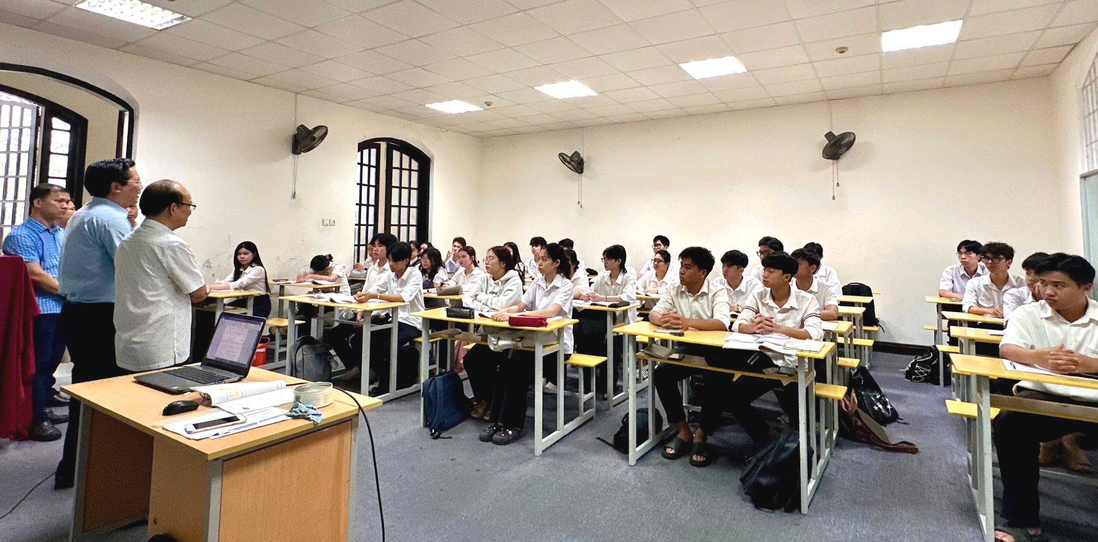 Kiểm tra công tác dạy học, ôn tập thi tốt nghiệp THPT ở khối giáo dục thường xuyên