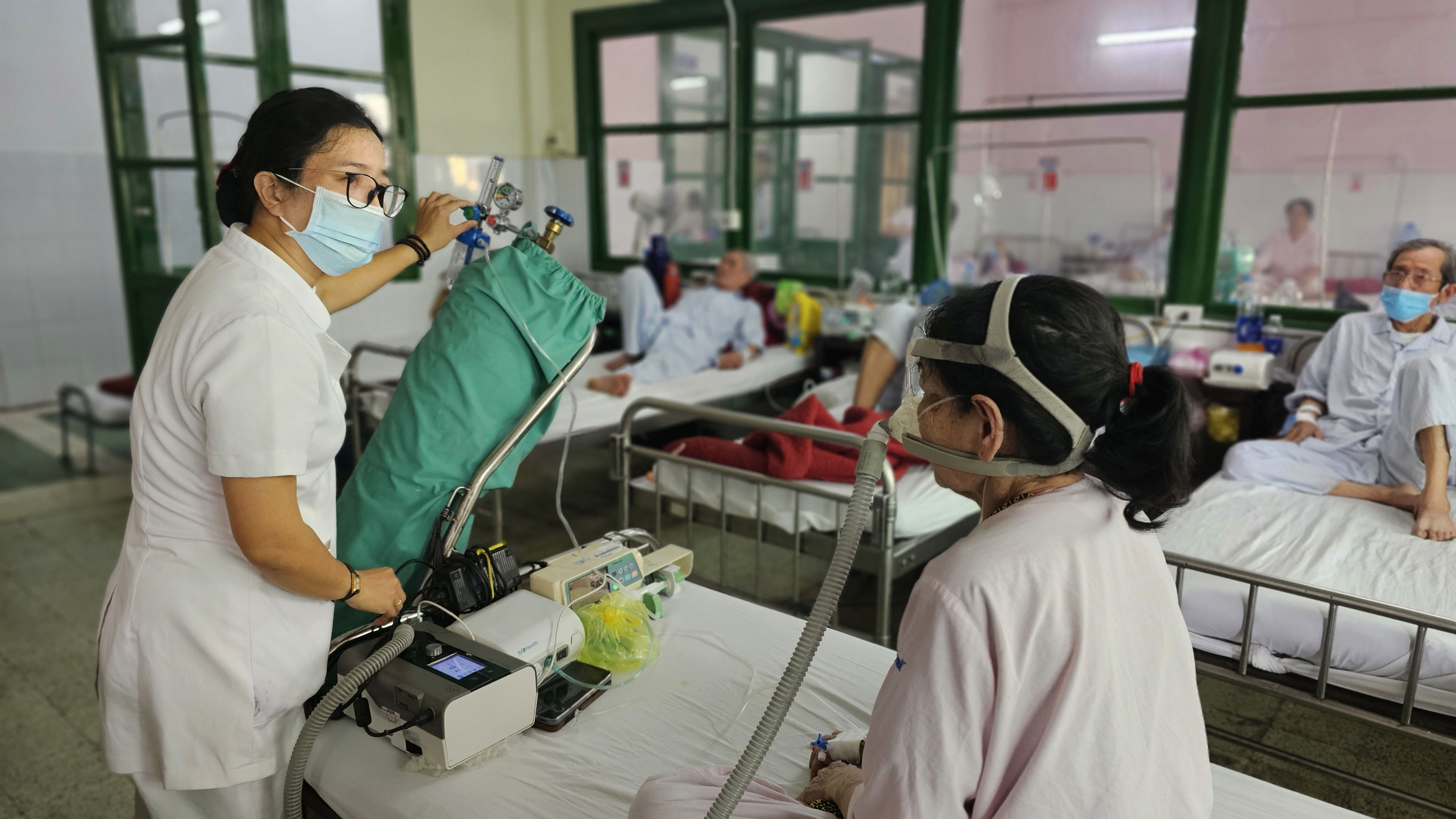 Thay đổi thời tiết, gia tăng người già nhập viện vì bệnh hô hấp