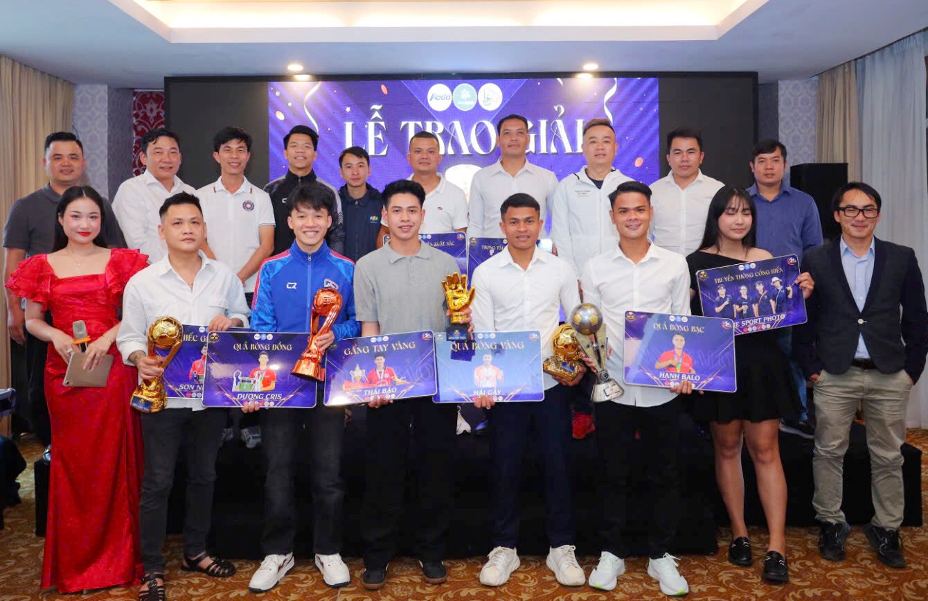 Tôn vinh những đóng góp cho bóng đá “phủi”