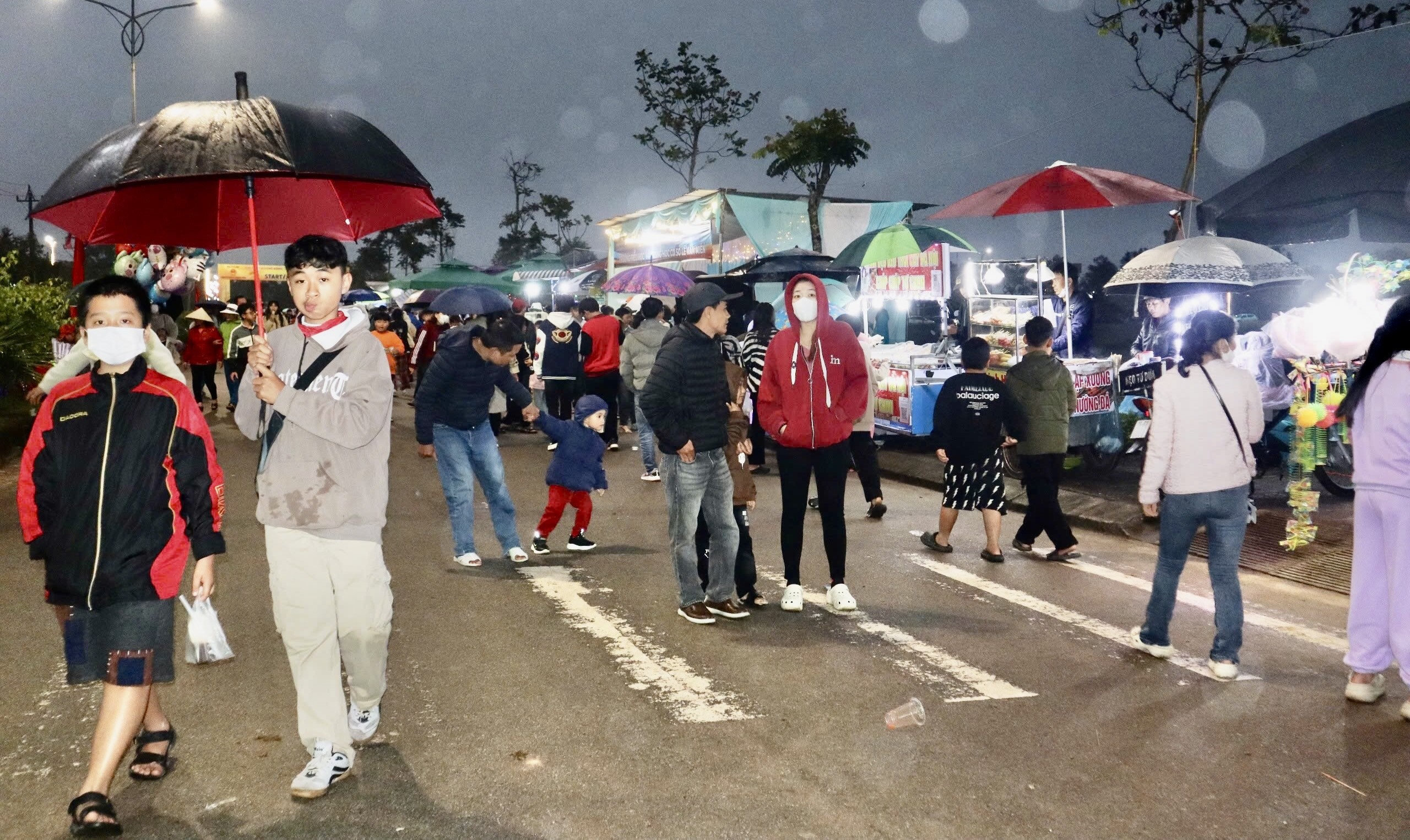 Khai trương phố đi bộ đêm tại đường Chu Cẩm Phong
