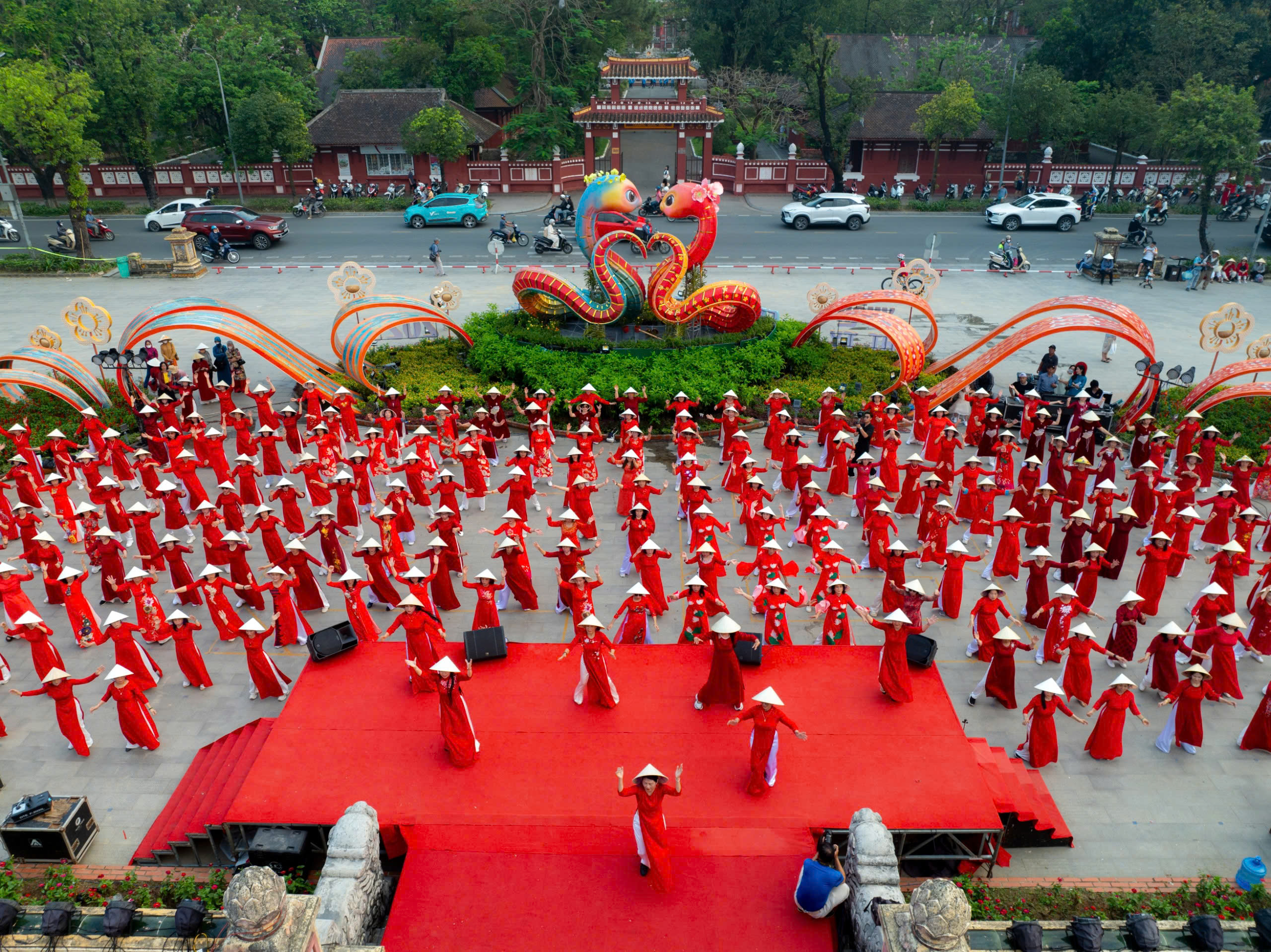 Áo dài duyên dáng, thướt tha xuống phố