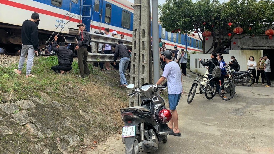 Tiếp tục xảy ra va chạm giữa xe máy và tàu hỏa tại “điểm đen” Lương Văn Can