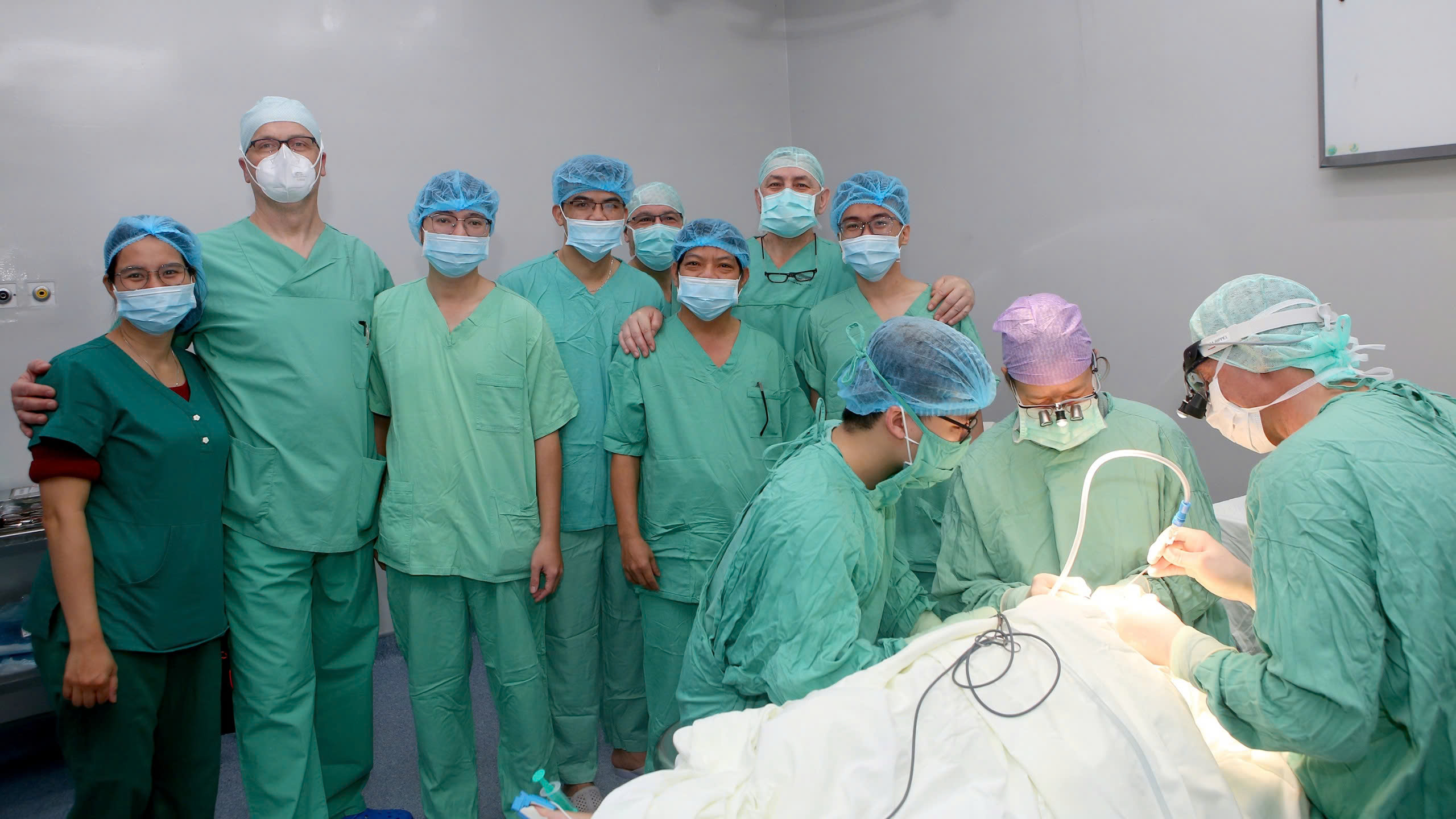 Đoàn chuyên gia Interplast phối hợp phẫu thuật nhân đạo tại Bệnh viện Trung ương Huế