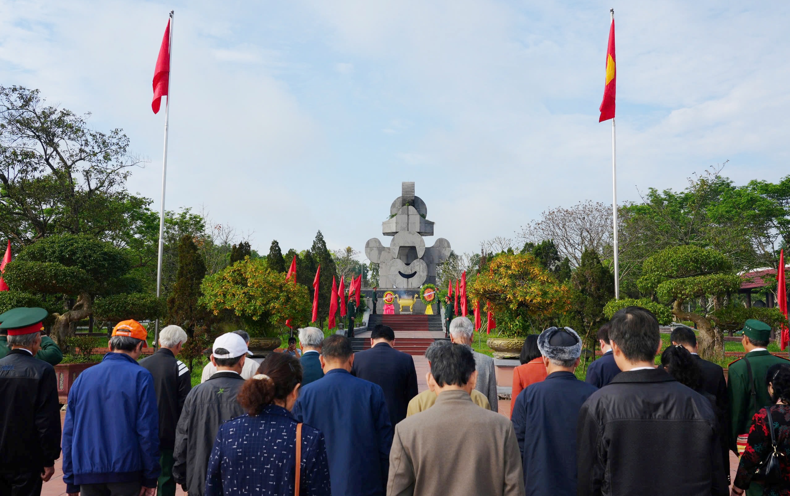 Gắn bảng tên tuyến đường dẫn vào Bia tưởng niệm các Anh hùng liệt sĩ ở Quê Chữ