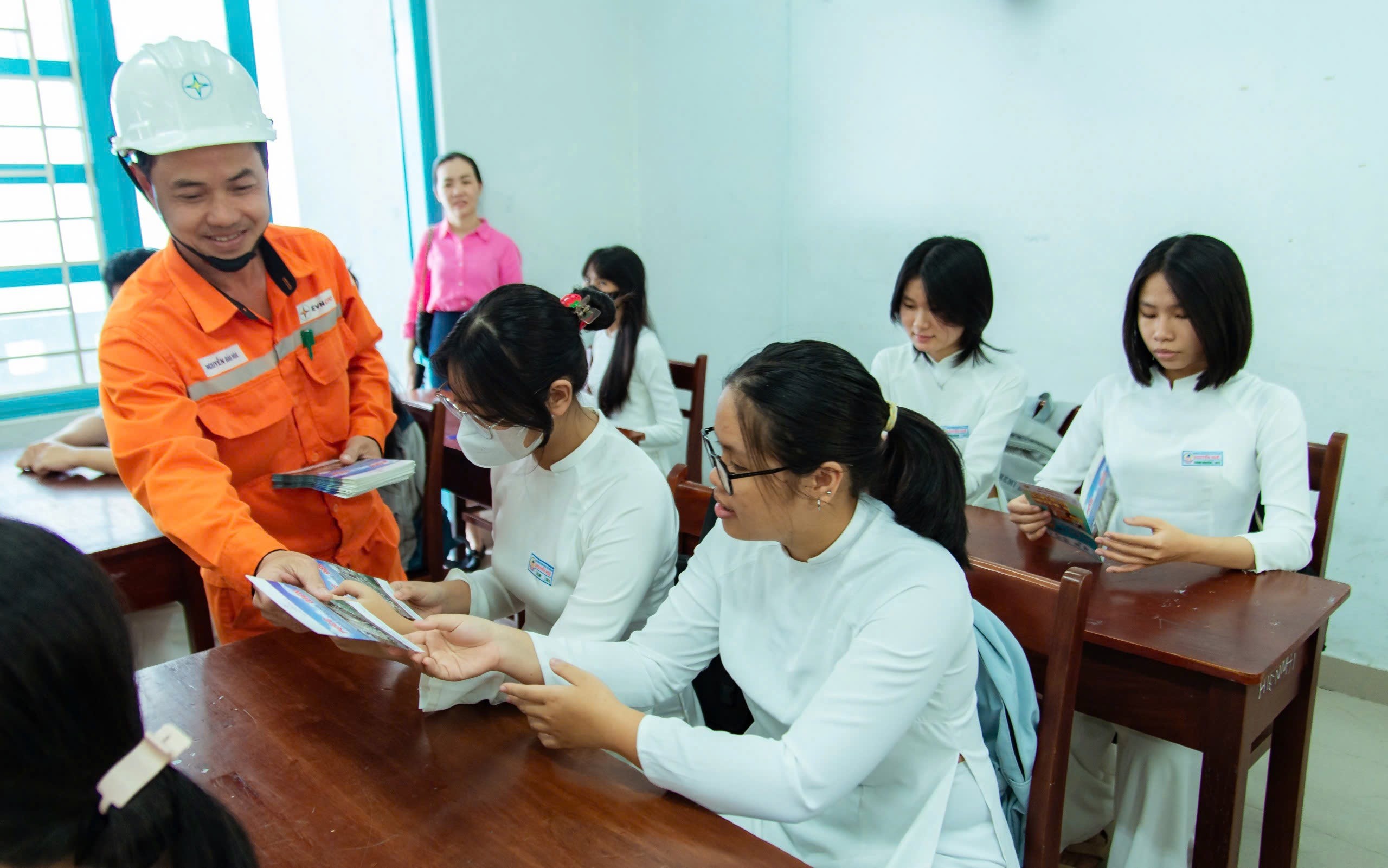 Mạo danh nhân viên điện lực lừa đảo khách hàng