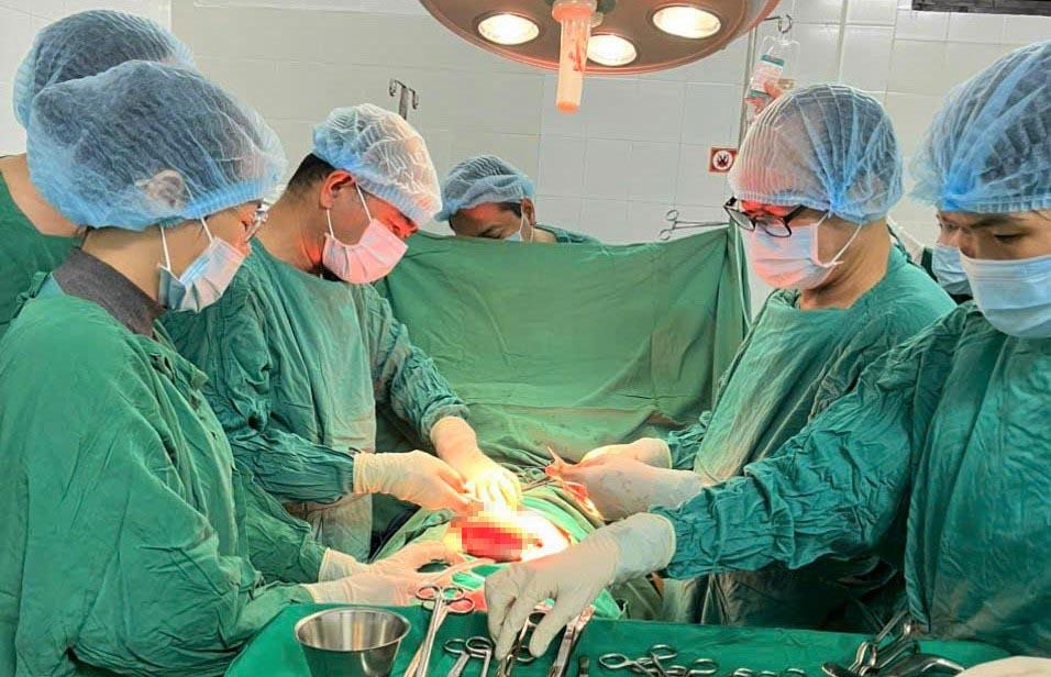 Bóc khối u xơ tử cung nặng hơn 0,5kg cho một bệnh nhân