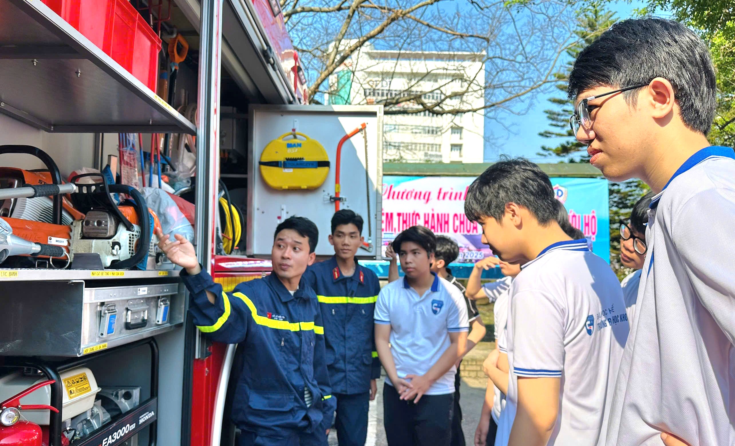 Trải nghiệm, thực hành chữa cháy, cứu nạn cứu hộ