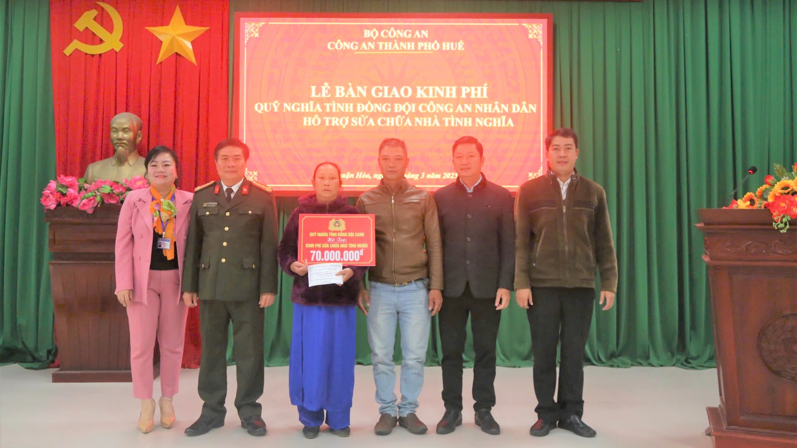 Công an TP Huế hỗ trợ kinh phí sửa chữa nhà thờ cúng liệt sĩ