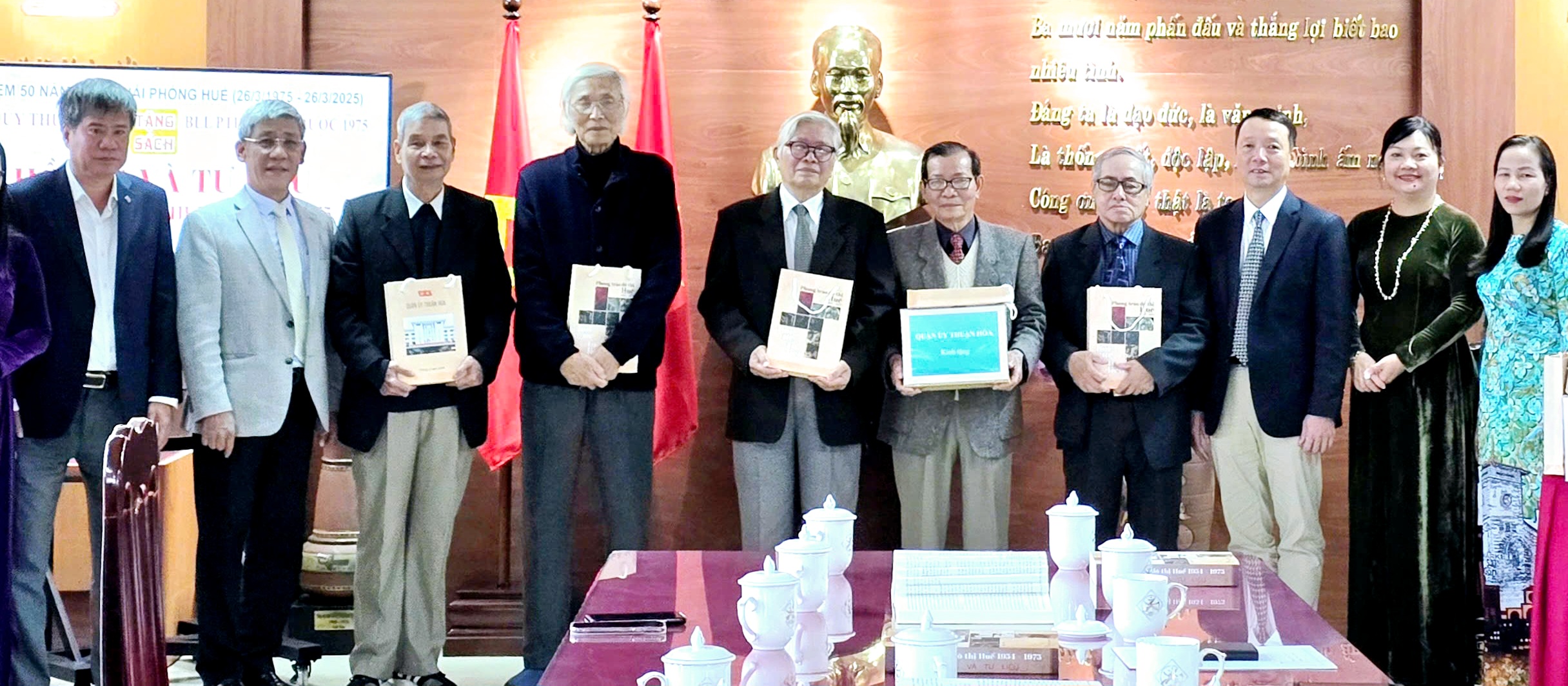 Quận ủy Thuận Hóa tặng sách Hồi ức và tư liệu Phong trào Đô thị Huế 1945 - 1975