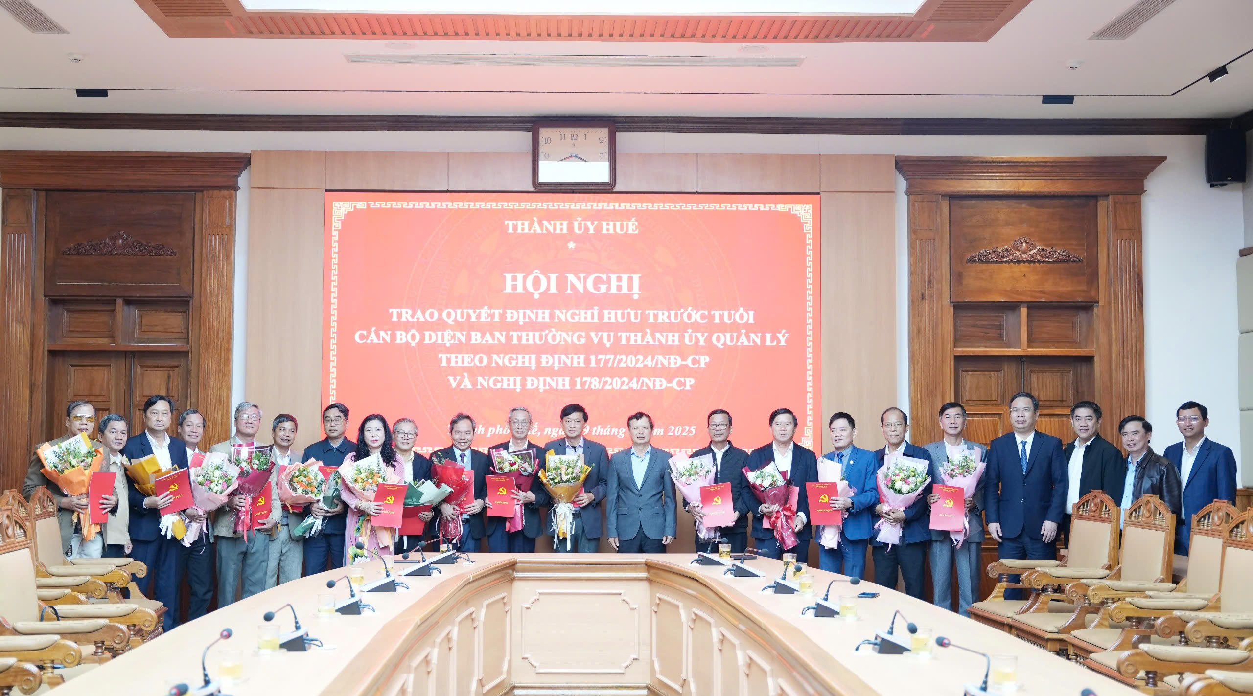 Trao quyết định nghỉ hưu trước tuổi cho cán bộ thuộc diện Ban Thường vụ Thành uỷ quản lý