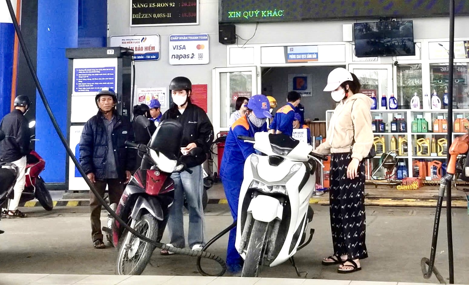 Giá xăng tăng sau ba lần giảm liên tiếp