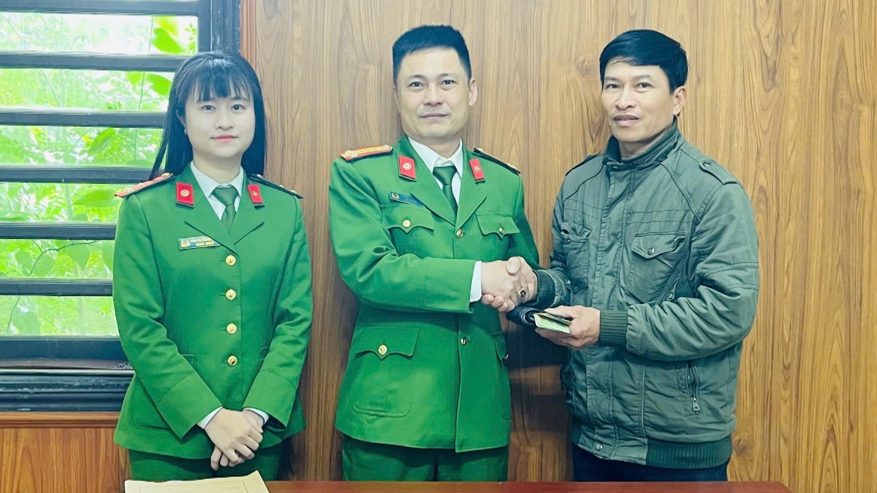 Trao trả tài sản cho người dân không may đánh rơi