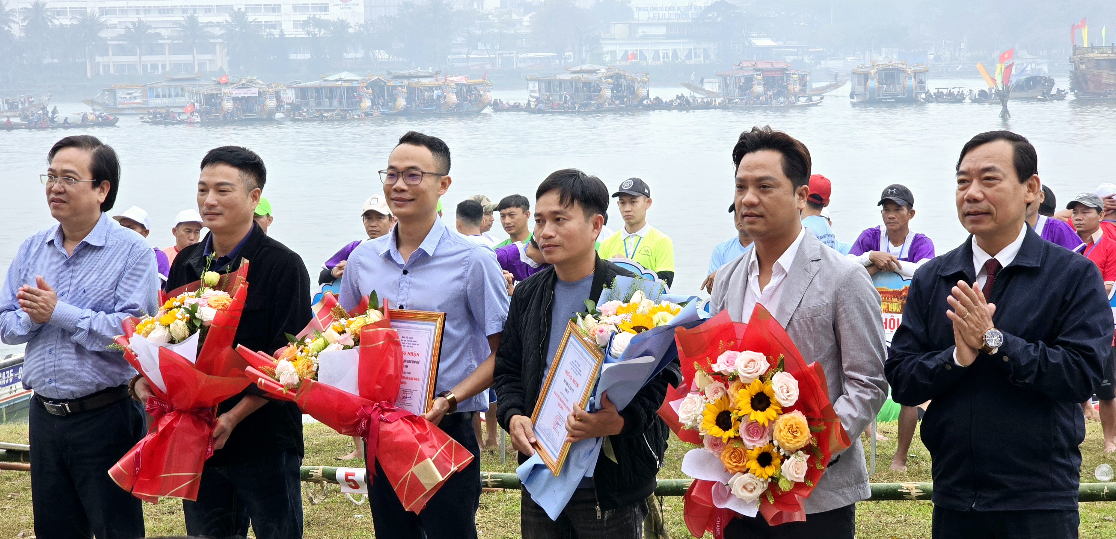 Khai mạc Giải đua ghe truyền thống quận Phú Xuân và Thuận Hóa lần thứ I - 2025