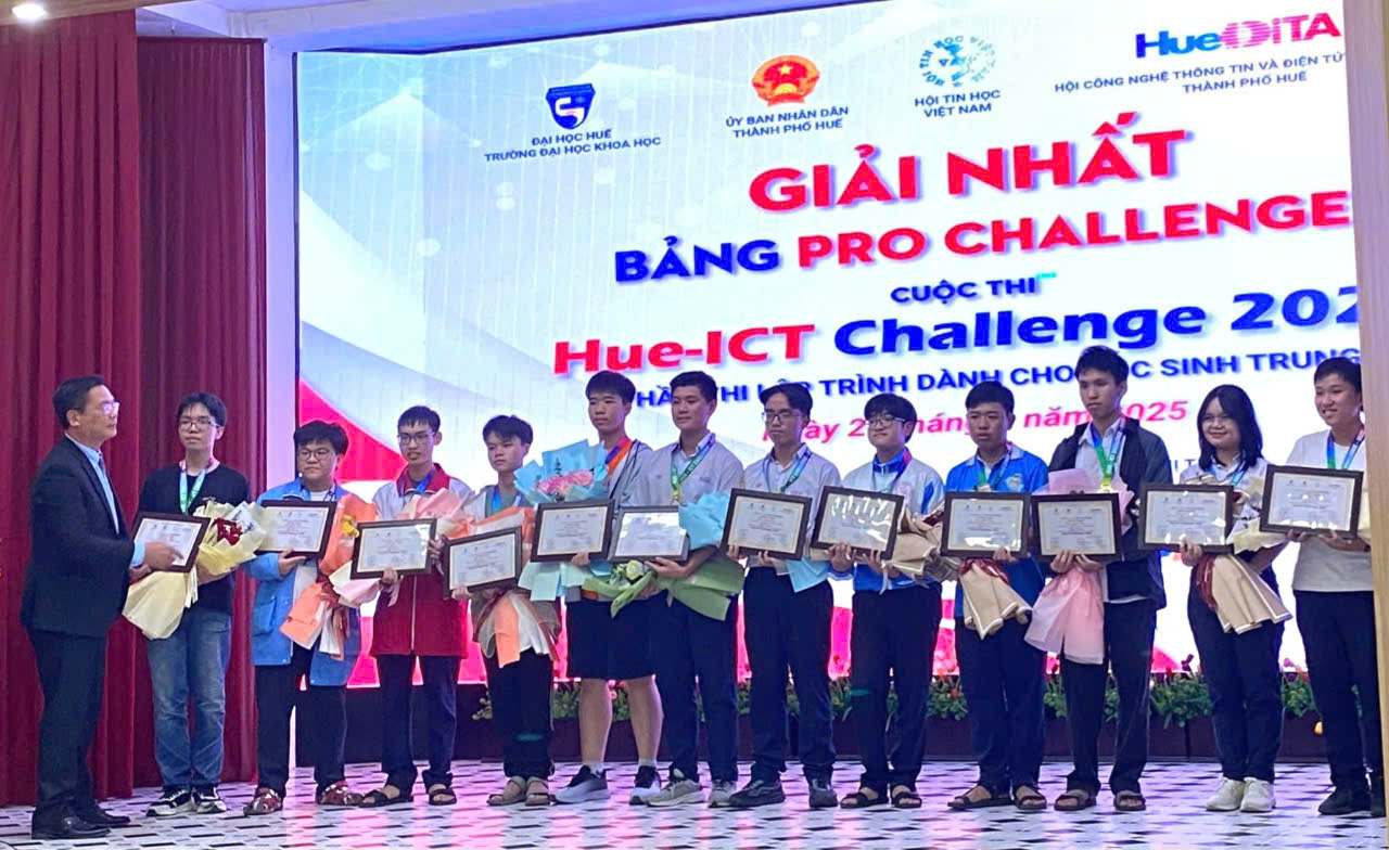 Trao 326 giải thưởng Cuộc thi Hue-ICT Challenge 2025
