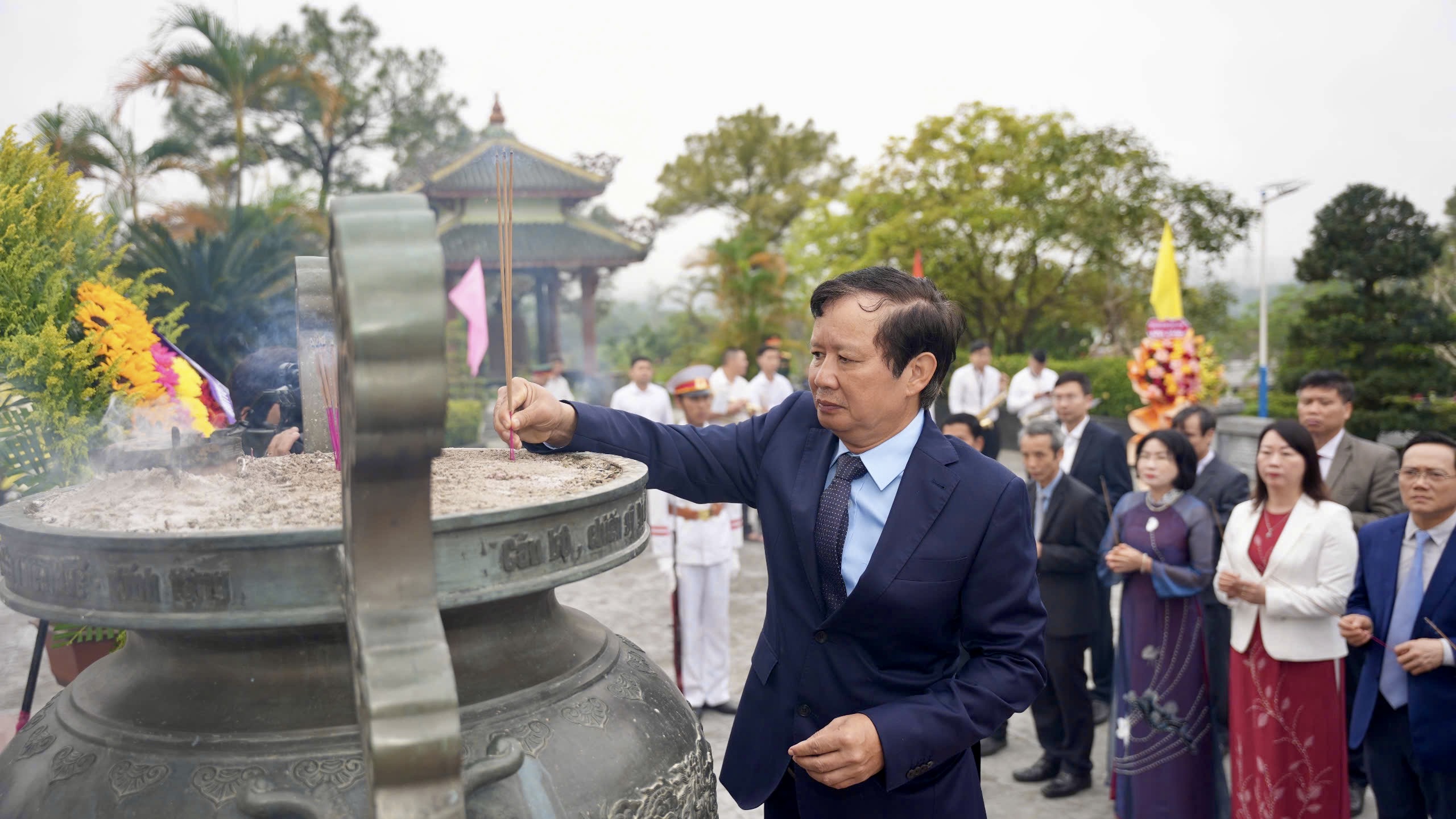 Lãnh đạo thành phố dâng hương, dâng hoa tưởng niệm các anh hùng liệt sĩ nhân Kỷ niệm 50 năm Ngày giải phóng quê hương