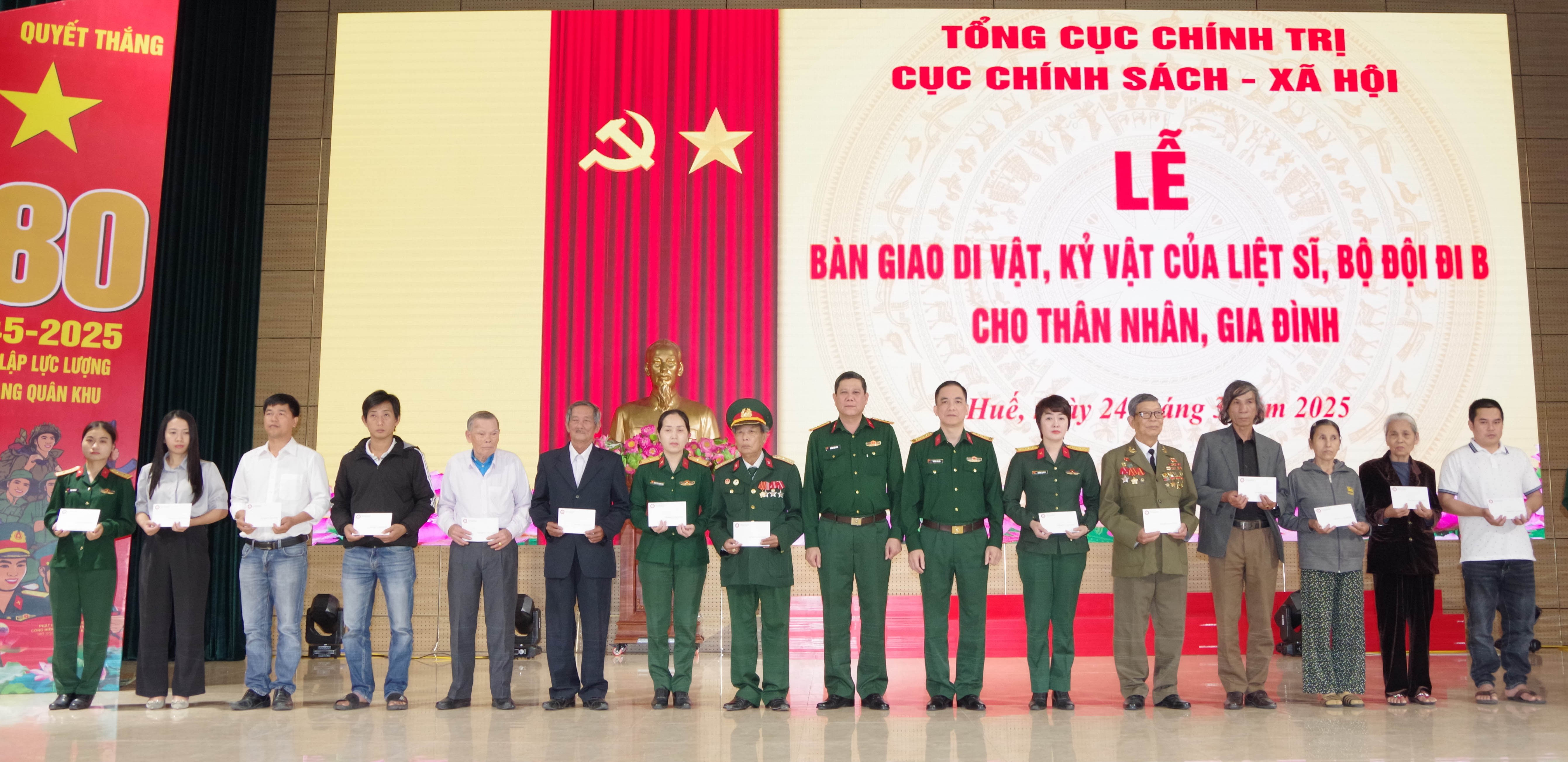 Bàn giao di vật, kỷ vật cho thân nhân liệt sỹ tại thành phố Huế