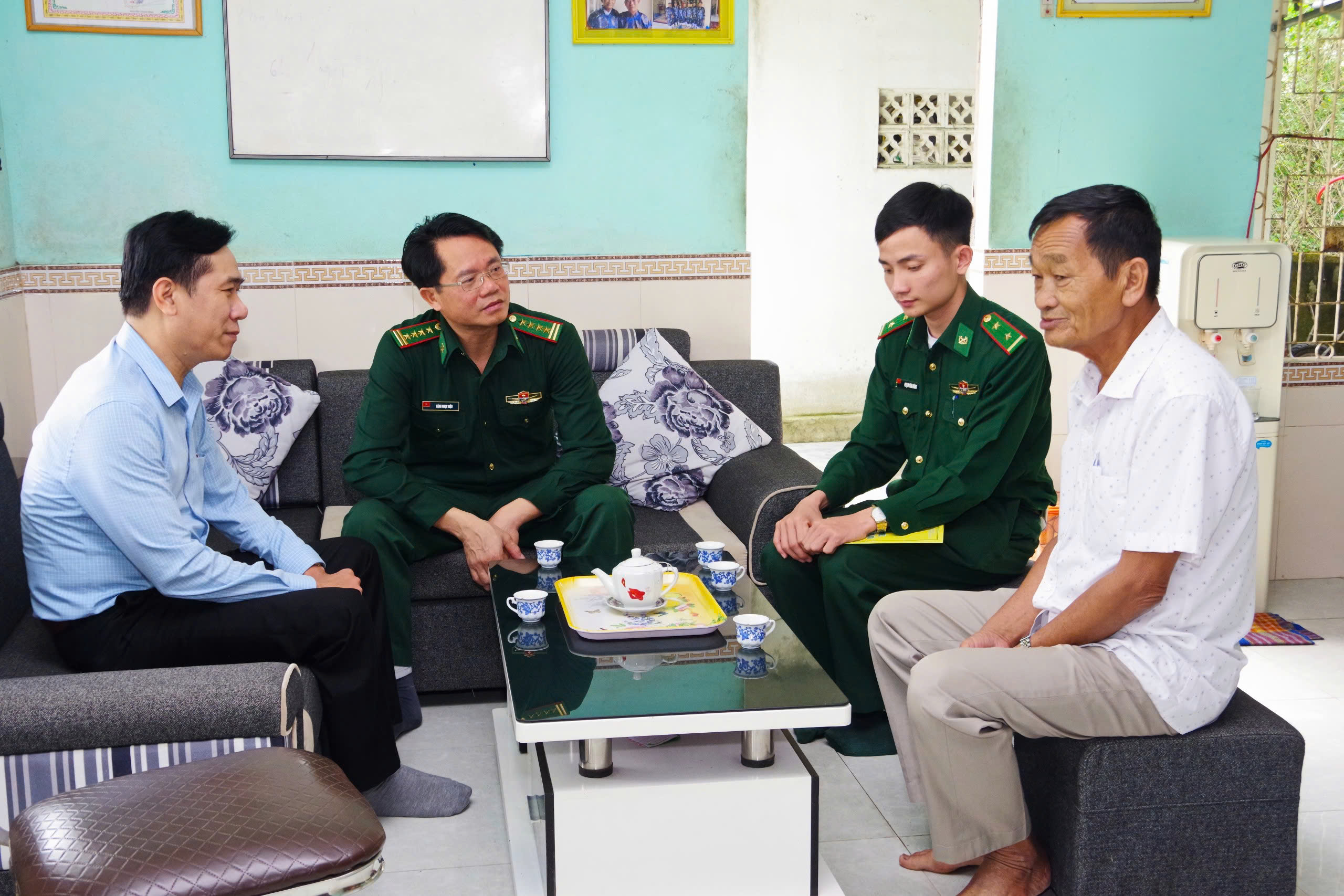 Thăm, tặng quà đến gia đình liệt sĩ, thương binh, người có công