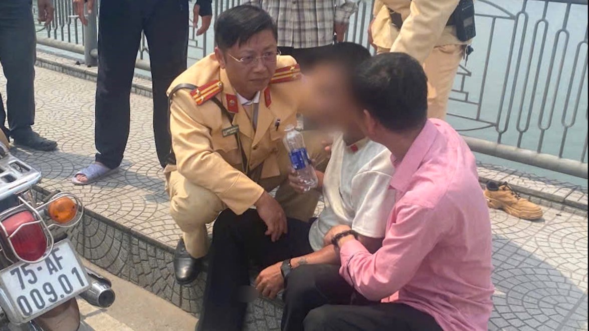 Kịp thời ngăn chặn nam thanh niên có ý định nhảy cầu tự tử