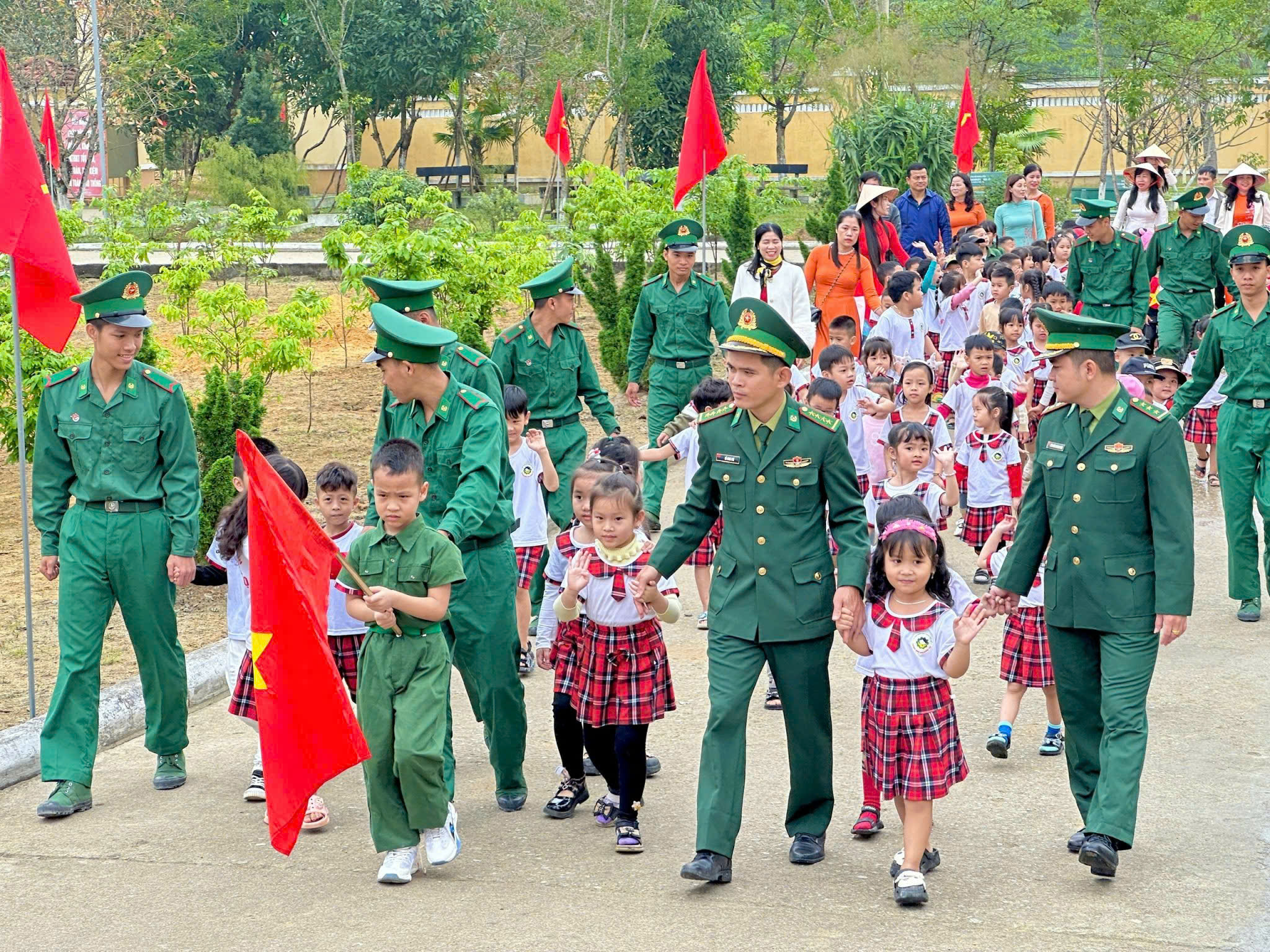 Giáo dục truyền thống cho học sinh qua trải nghiệm “Một ngày làm chiến sĩ”